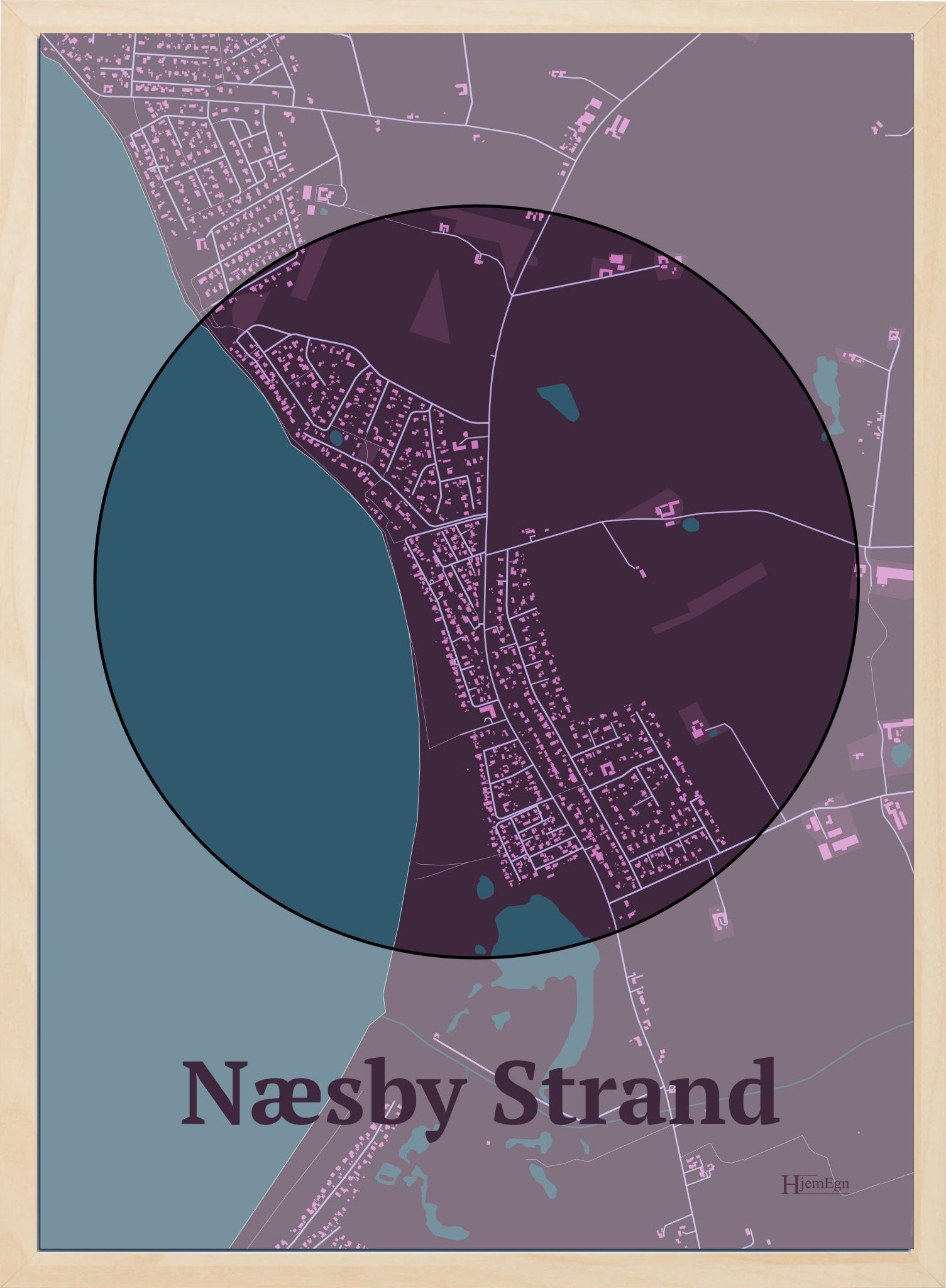 Næsby Strand plakat i farve mørk rød og HjemEgn.dk design centrum. Design bykort for Næsby Strand