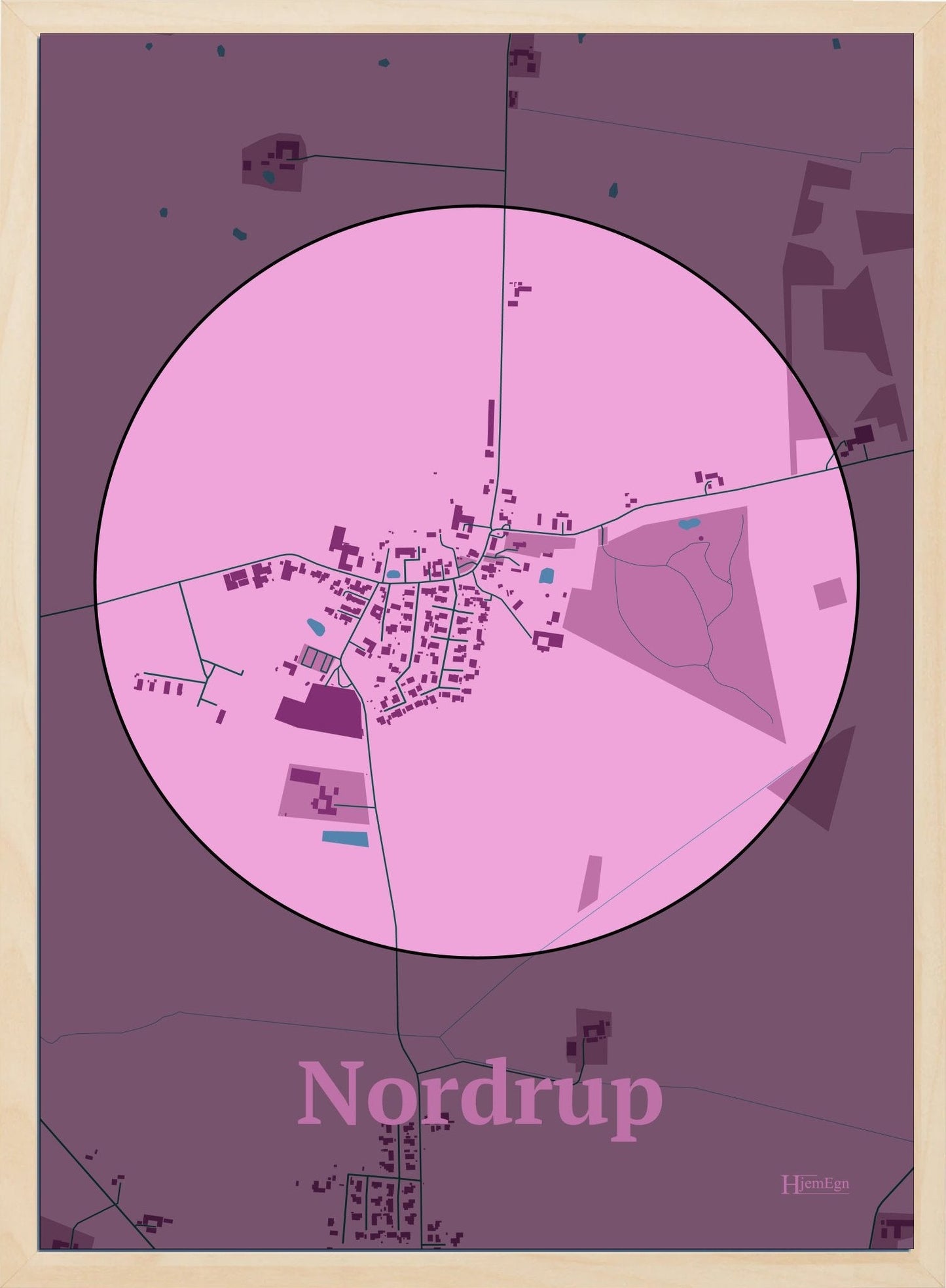 Nordrup plakat i farve pastel rød og HjemEgn.dk design centrum. Design bykort for Nordrup