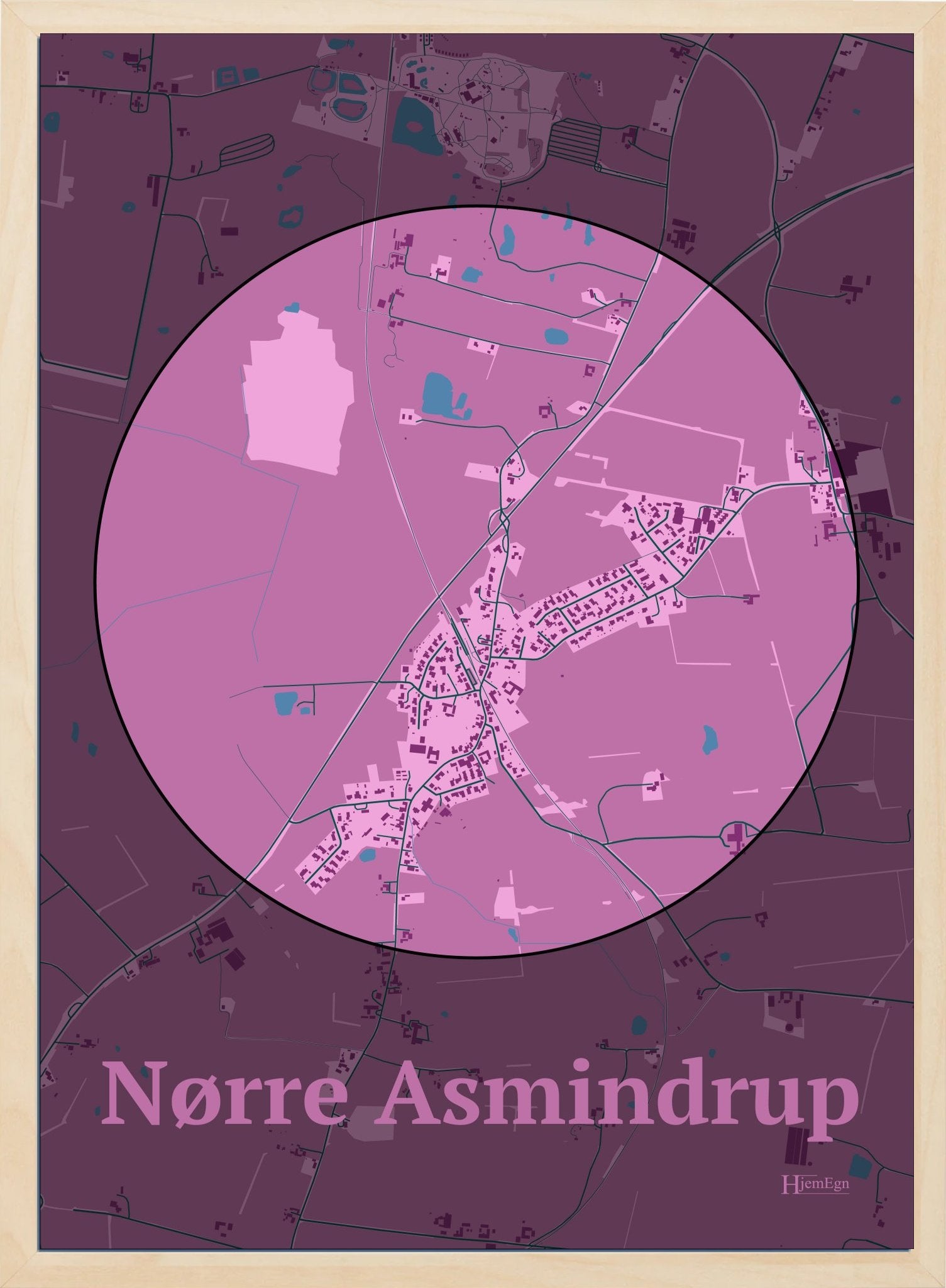 Nørre Asmindrup plakat i farve pastel rød og HjemEgn.dk design centrum. Design bykort for Nørre Asmindrup