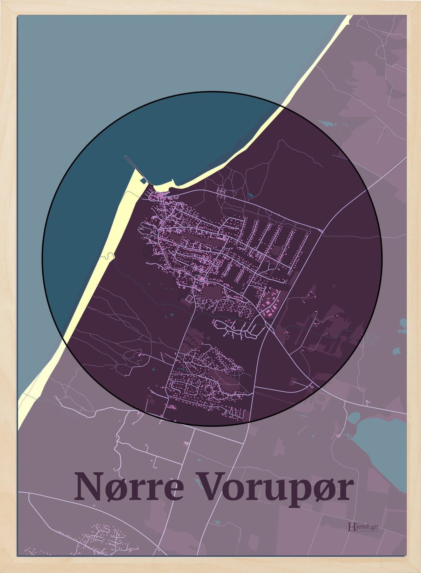 Nørre Vorupør plakat i farve mørk rød og HjemEgn.dk design centrum. Design bykort for Nørre Vorupør