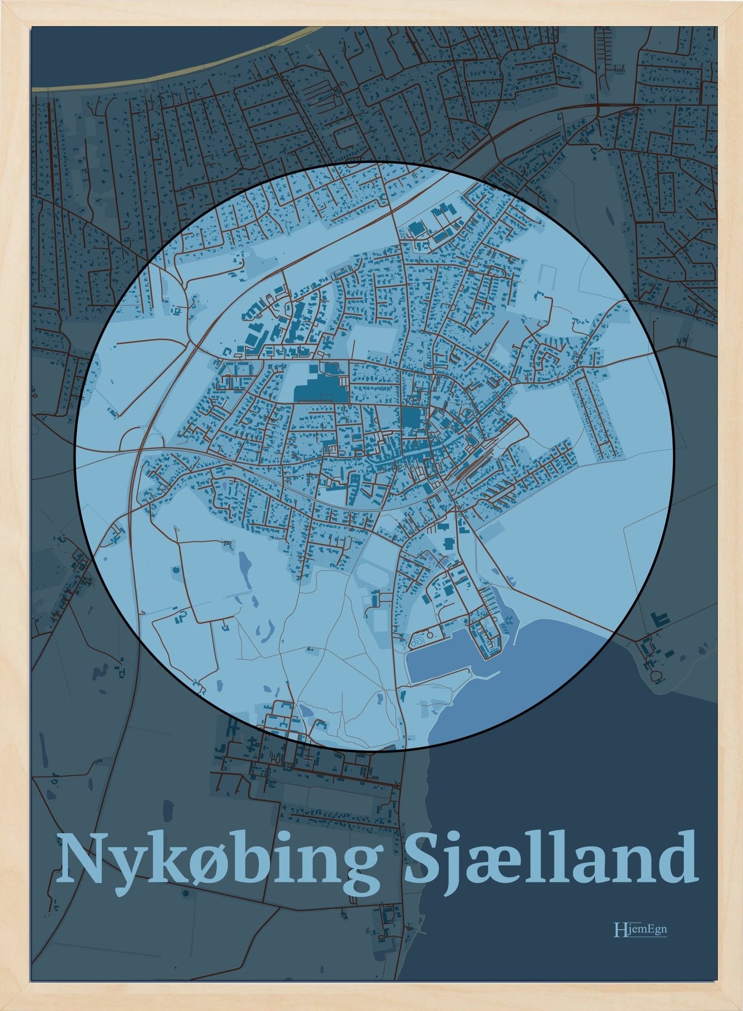 Nykøbing Sjælland plakat i farve pastel blå og HjemEgn.dk design centrum. Design bykort for Nykøbing Sjælland