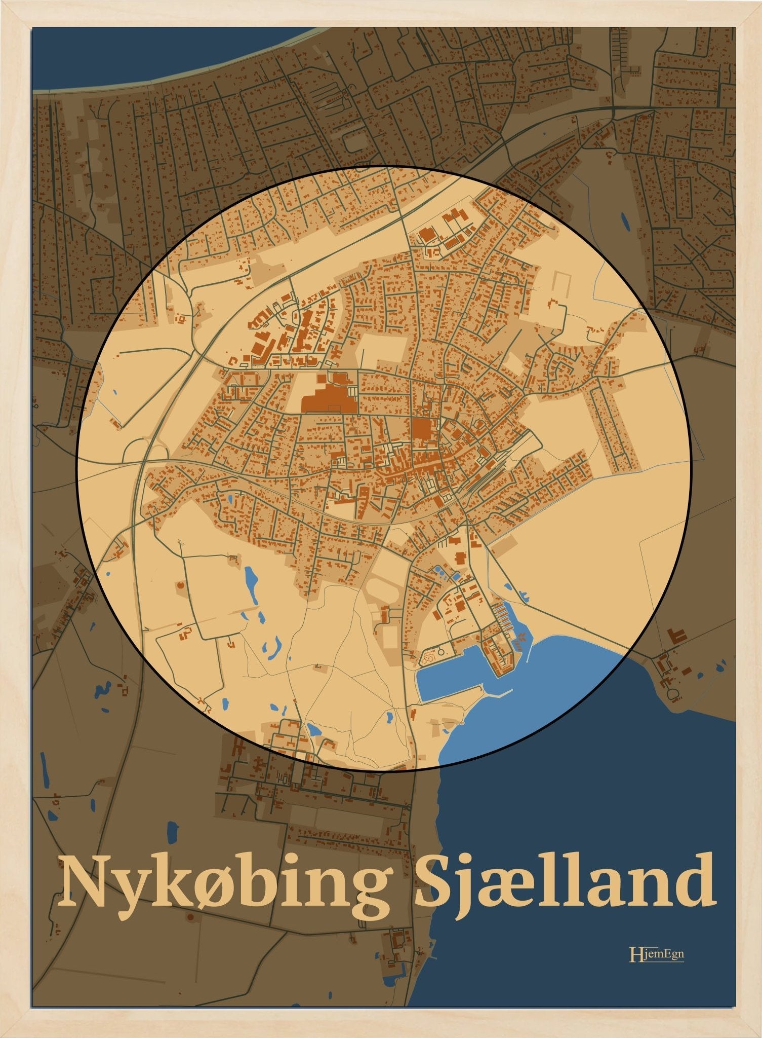 Nykøbing Sjælland plakat i farve pastel brun og HjemEgn.dk design centrum. Design bykort for Nykøbing Sjælland