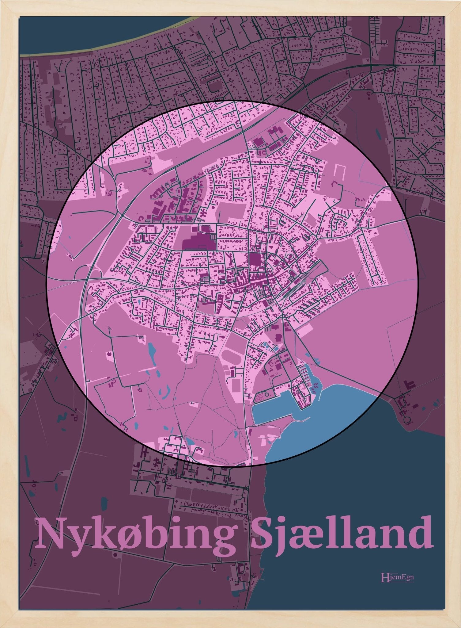 Nykøbing Sjælland plakat i farve pastel rød og HjemEgn.dk design centrum. Design bykort for Nykøbing Sjælland