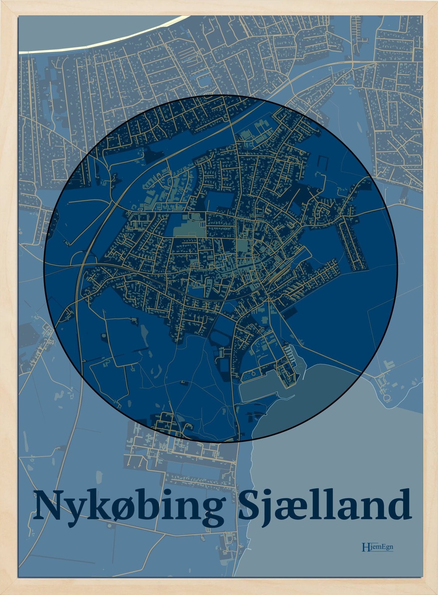 Nykøbing Sjælland plakat i farve mørk blå og HjemEgn.dk design centrum. Design bykort for Nykøbing Sjælland