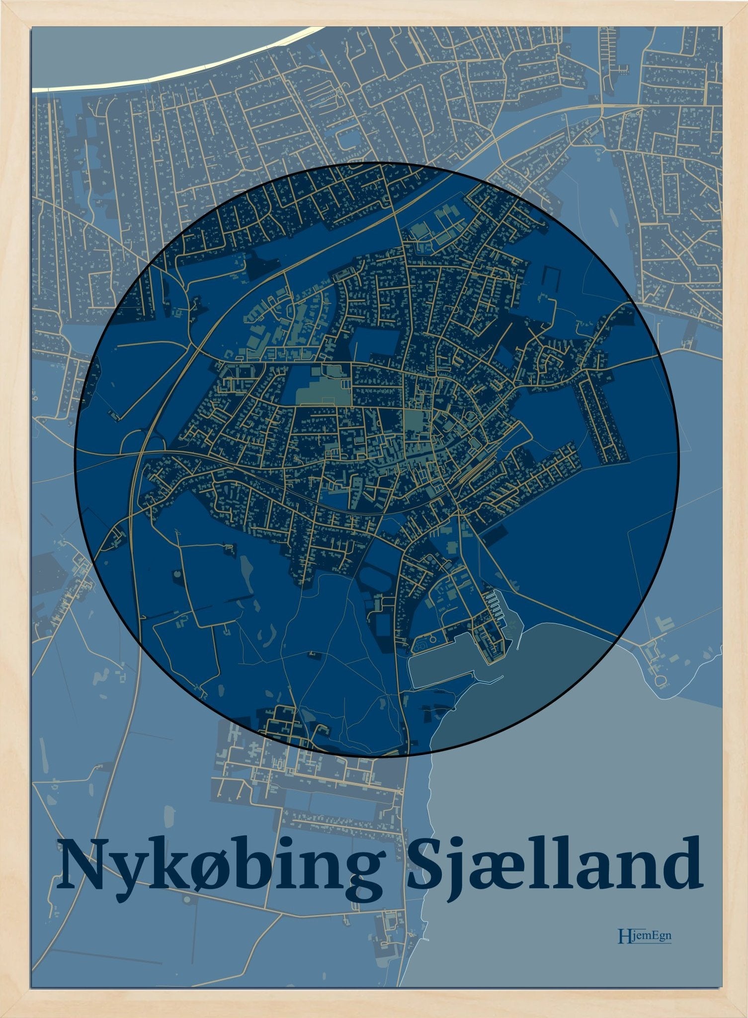 Nykøbing Sjælland plakat i farve mørk blå og HjemEgn.dk design centrum. Design bykort for Nykøbing Sjælland