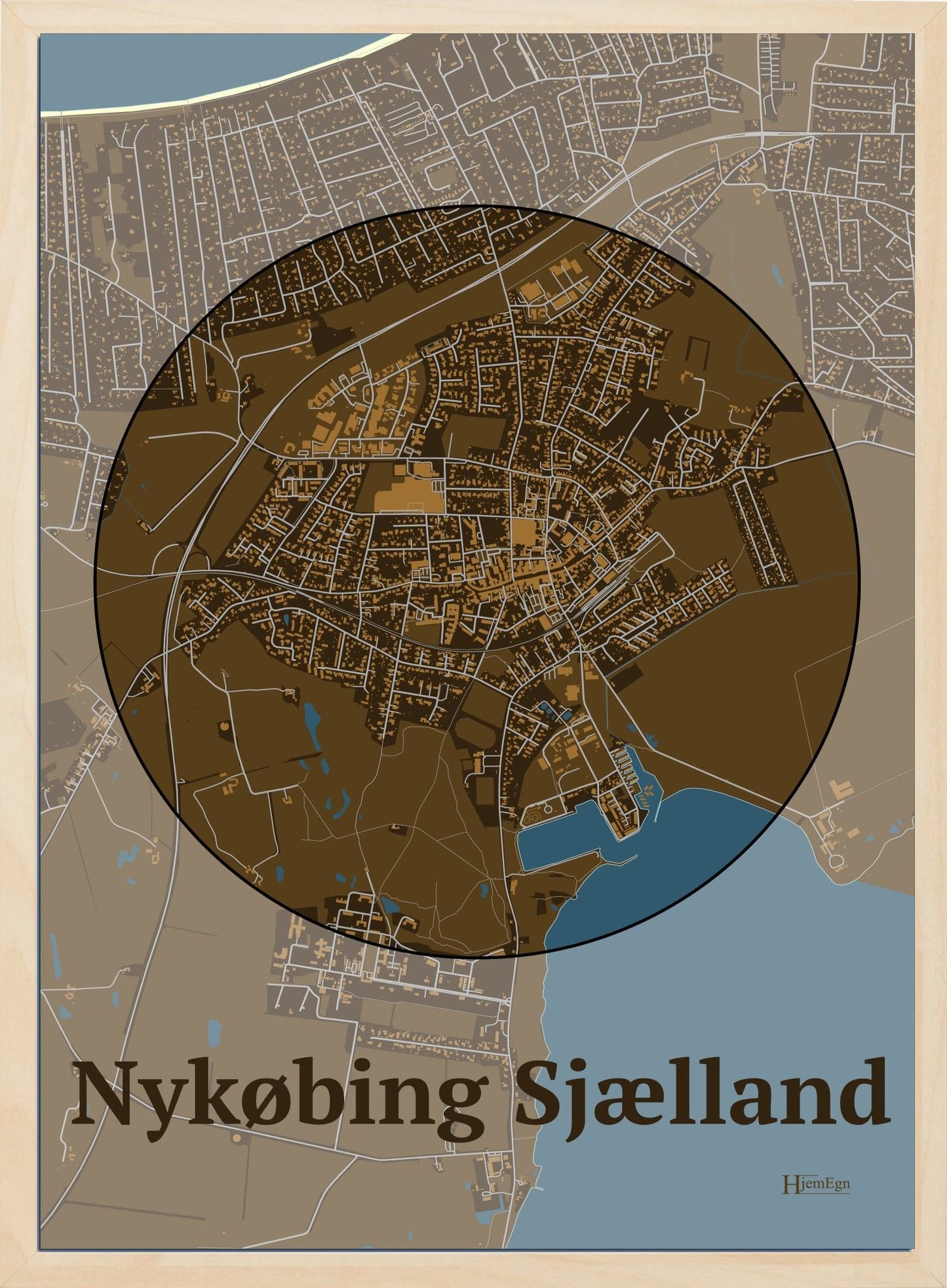 Nykøbing Sjælland plakat i farve mørk brun og HjemEgn.dk design centrum. Design bykort for Nykøbing Sjælland