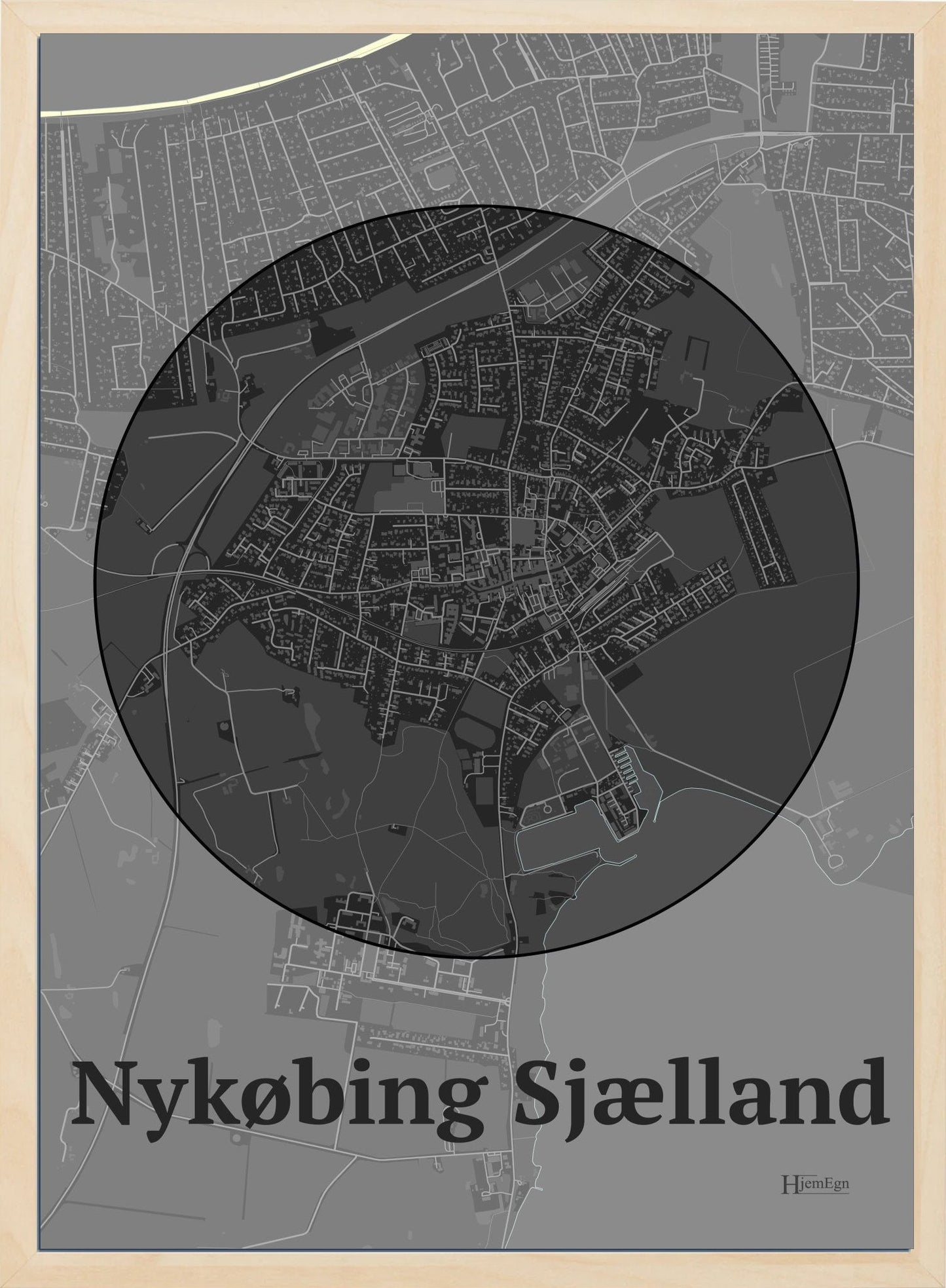 Nykøbing Sjælland plakat i farve mørk grå og HjemEgn.dk design centrum. Design bykort for Nykøbing Sjælland