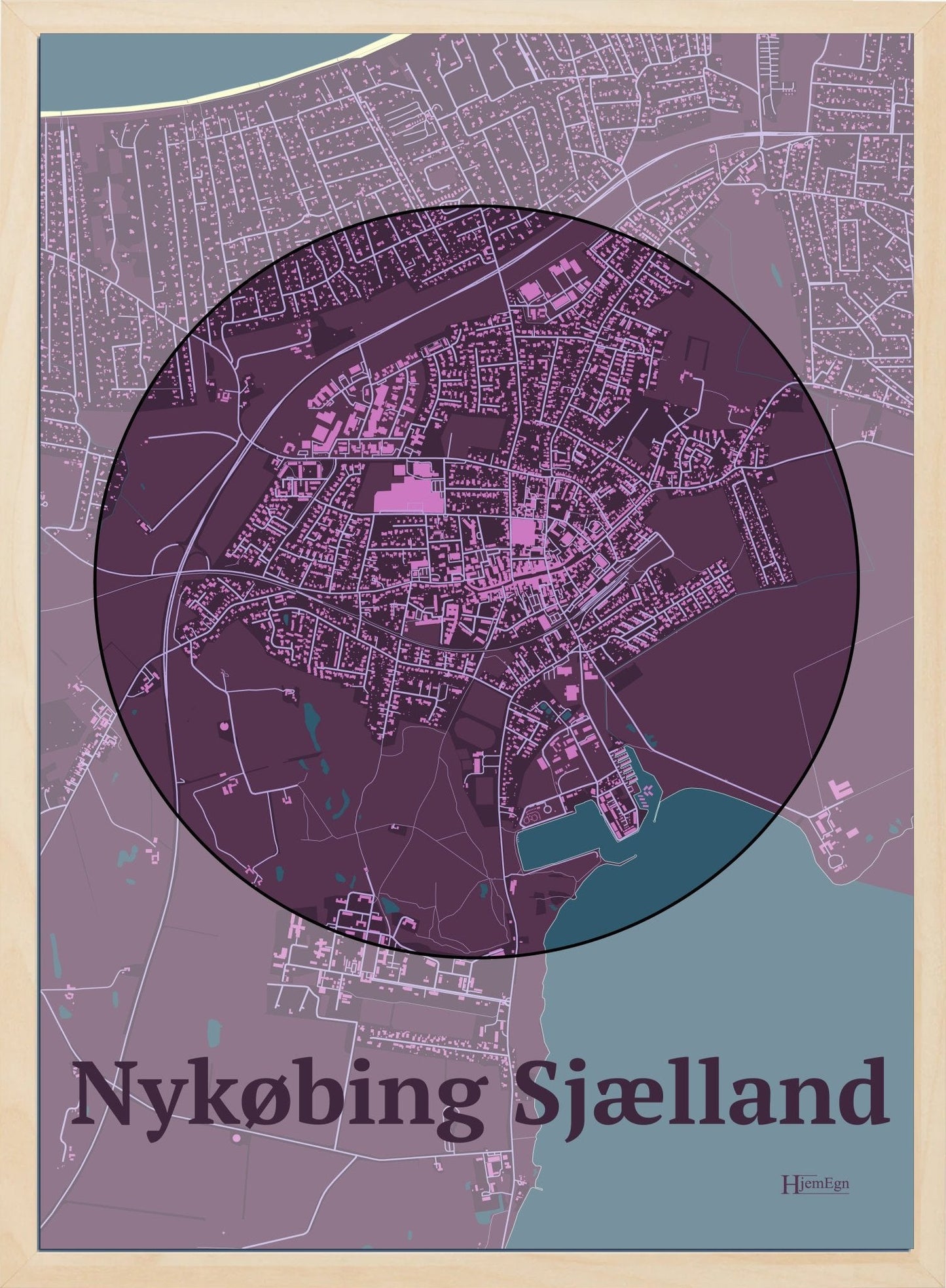 Nykøbing Sjælland plakat i farve mørk rød og HjemEgn.dk design centrum. Design bykort for Nykøbing Sjælland