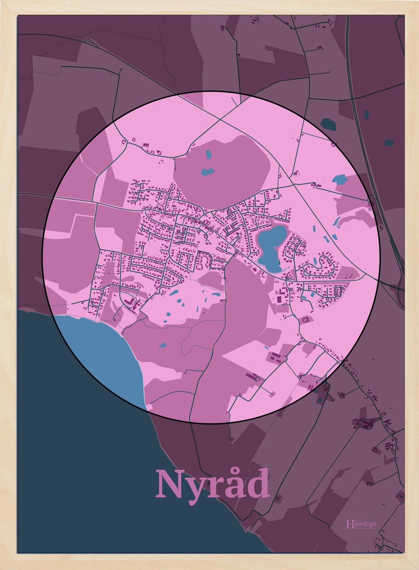 Nyråd plakat i farve pastel rød og HjemEgn.dk design centrum. Design bykort for Nyråd