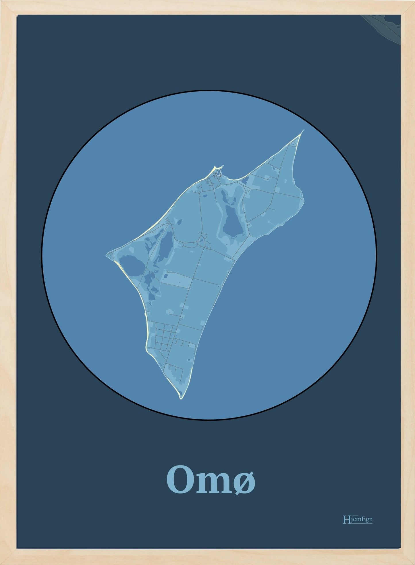 Omø plakat i farve pastel blå og HjemEgn.dk design centrum. Design ø-kort for Omø