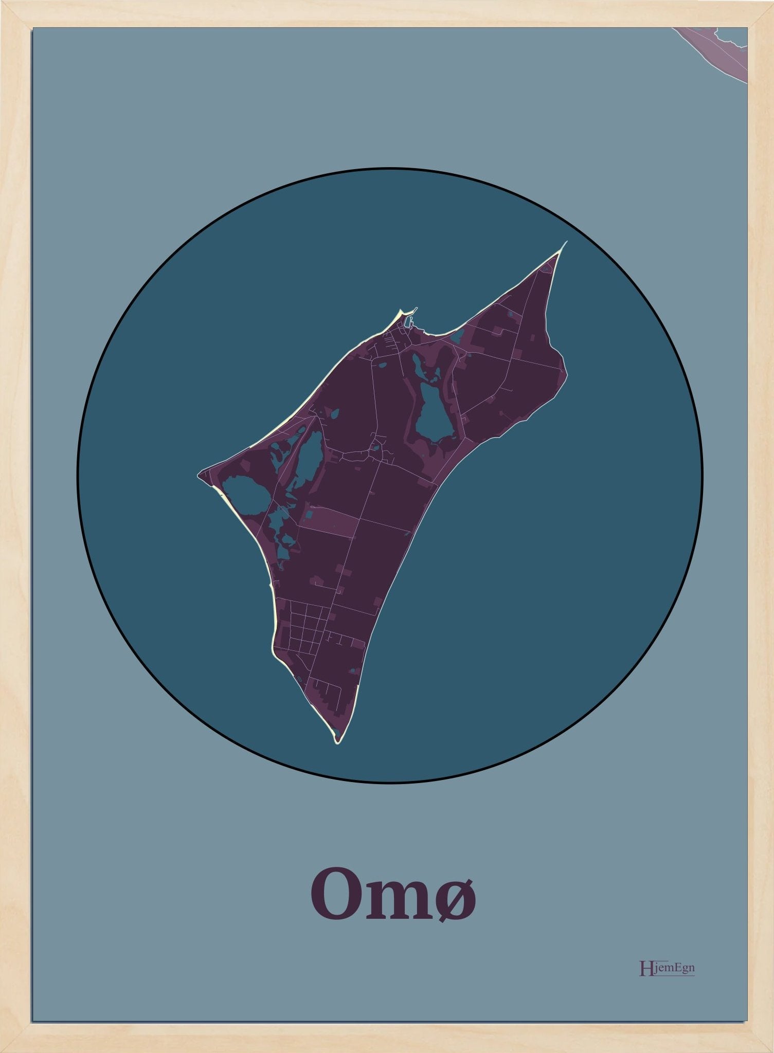 Omø plakat i farve mørk rød og HjemEgn.dk design centrum. Design ø-kort for Omø