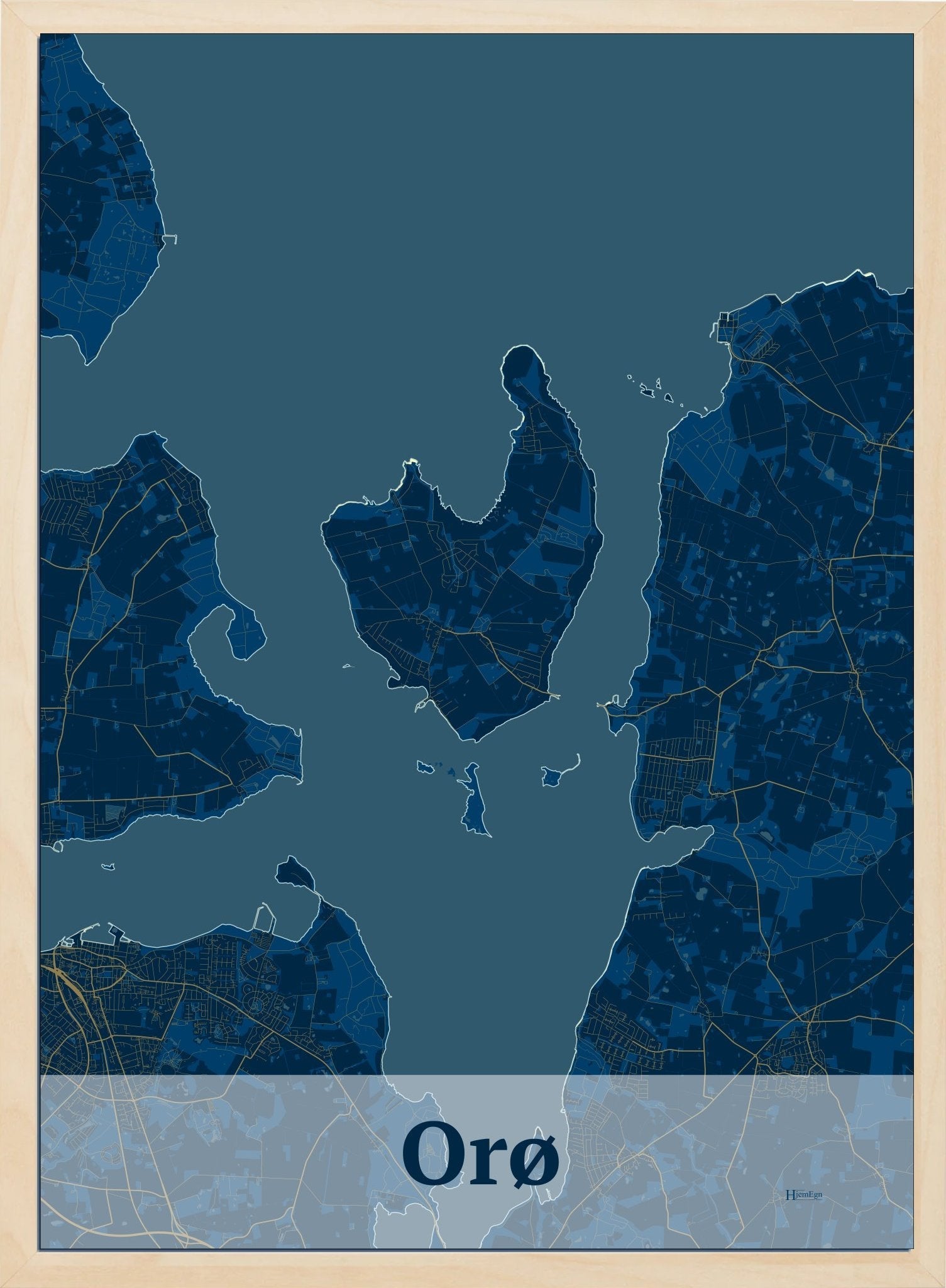 Orø plakat i farve mørk blå og HjemEgn.dk design firkantet. Design ø-kort for Orø