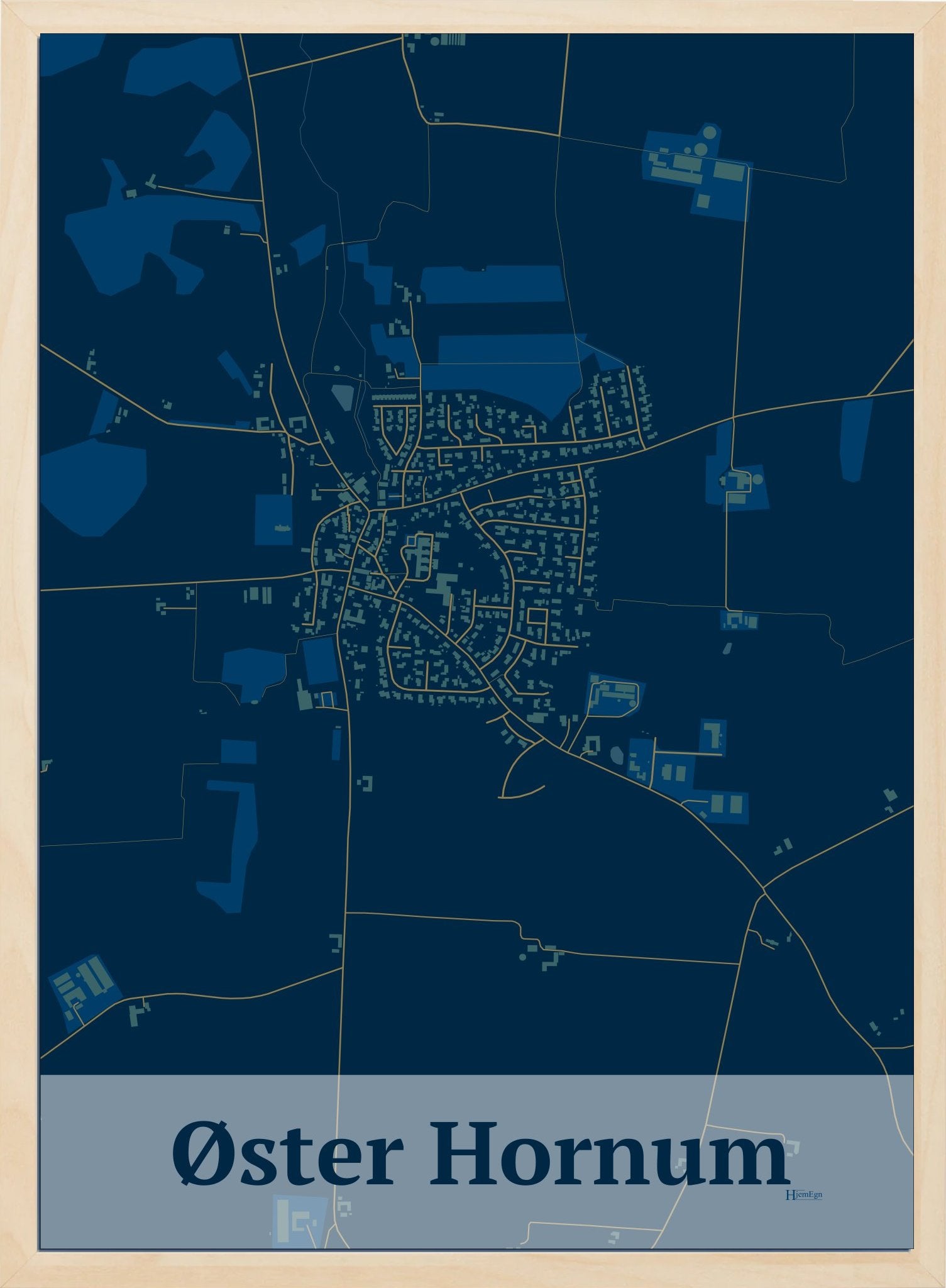 Øster Hornum plakat i farve mørk blå og HjemEgn.dk design firkantet. Design bykort for Øster Hornum