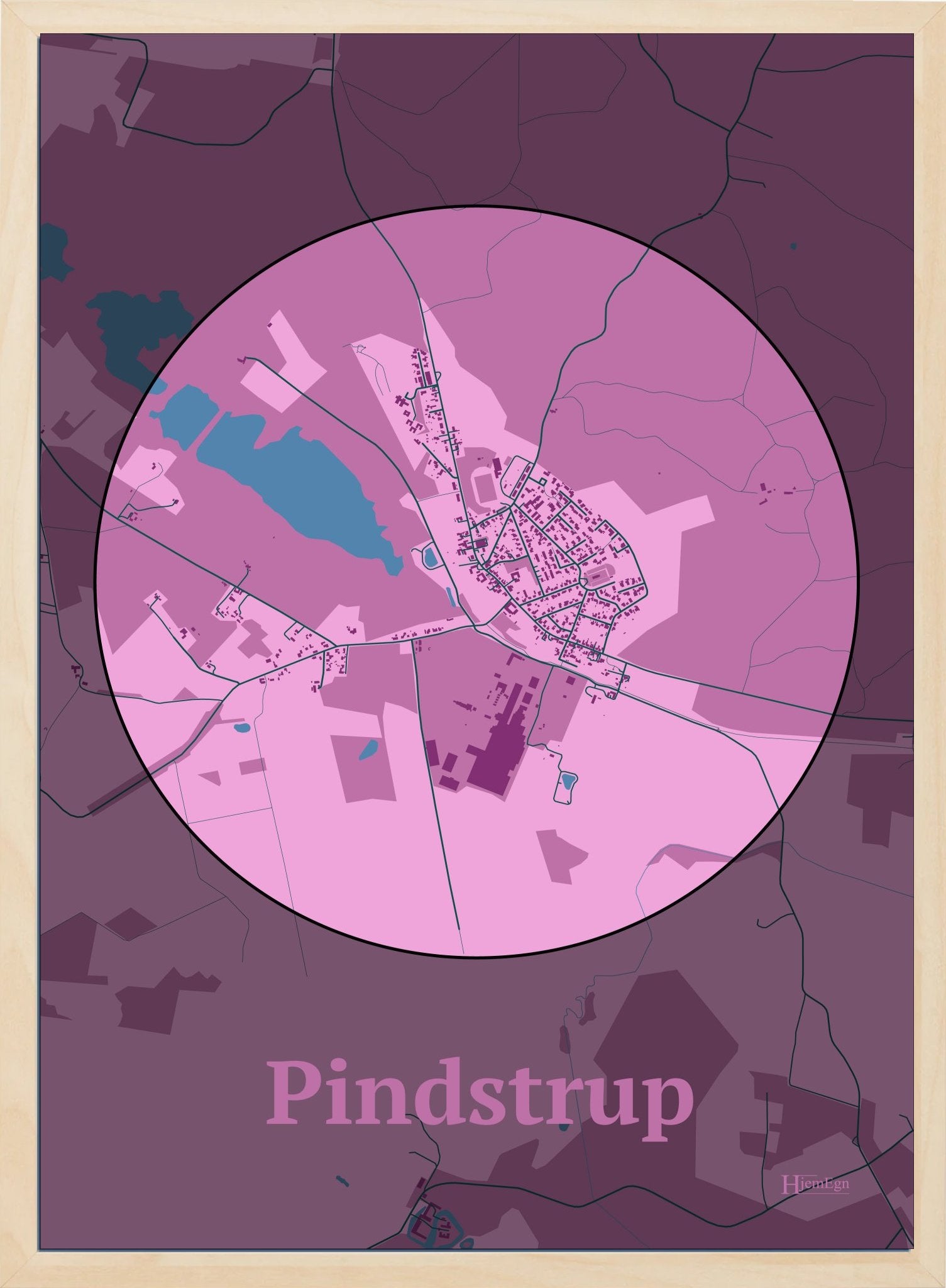 Pindstrup plakat i farve pastel rød og HjemEgn.dk design centrum. Design bykort for Pindstrup