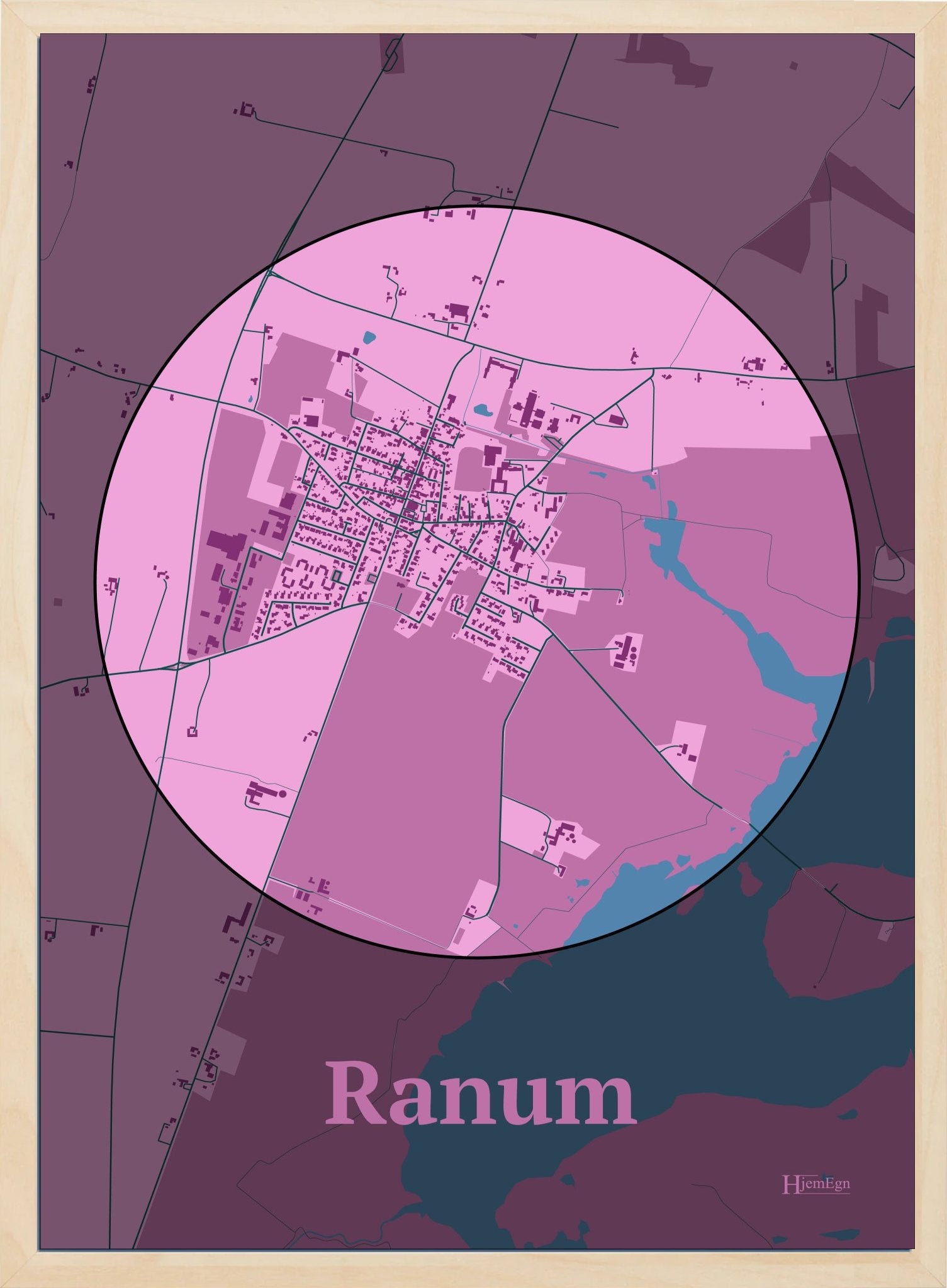 Ranum plakat i farve pastel rød og HjemEgn.dk design centrum. Design bykort for Ranum
