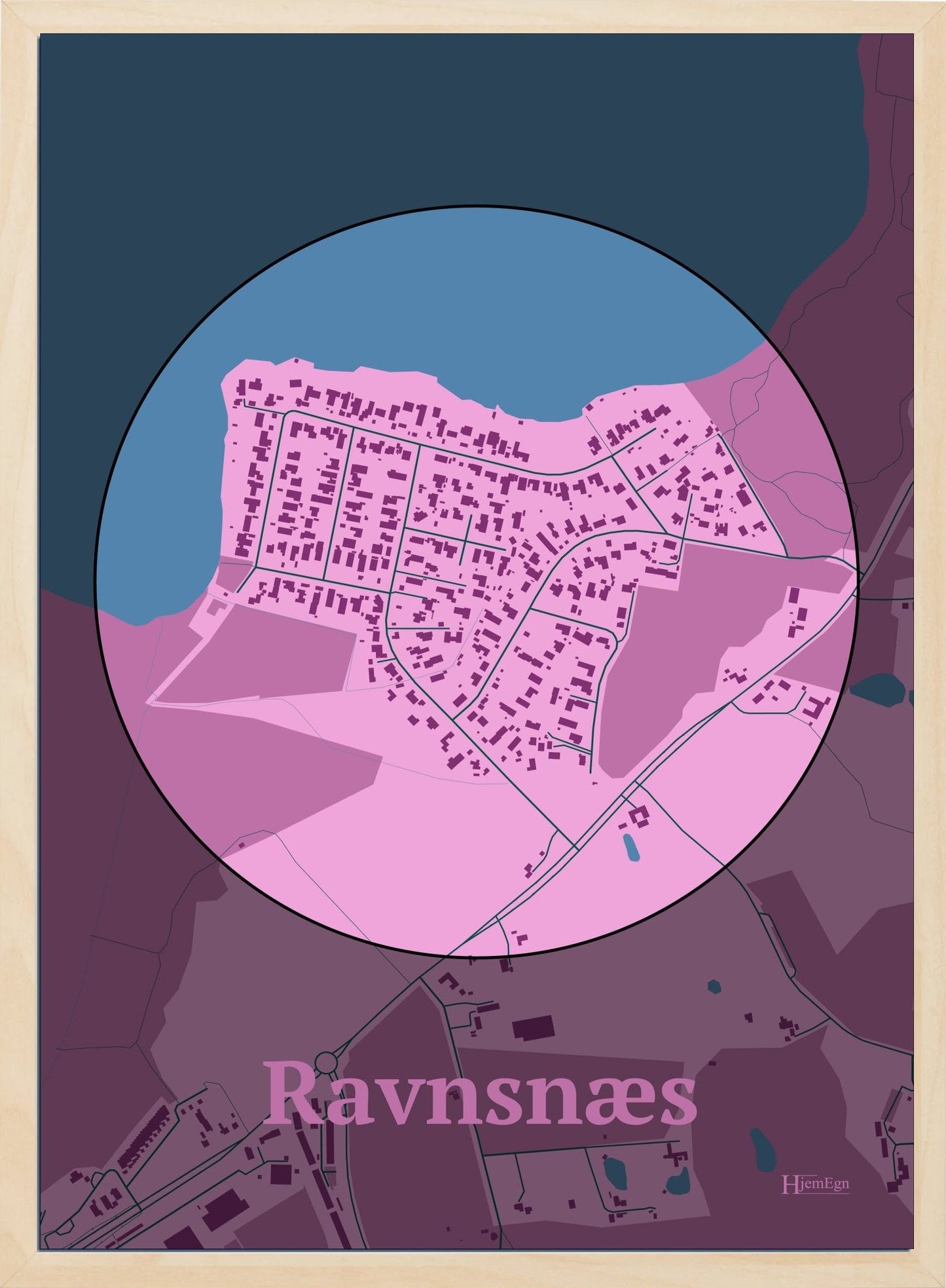 Ravnsnæs plakat i farve pastel rød og HjemEgn.dk design centrum. Design bykort for Ravnsnæs