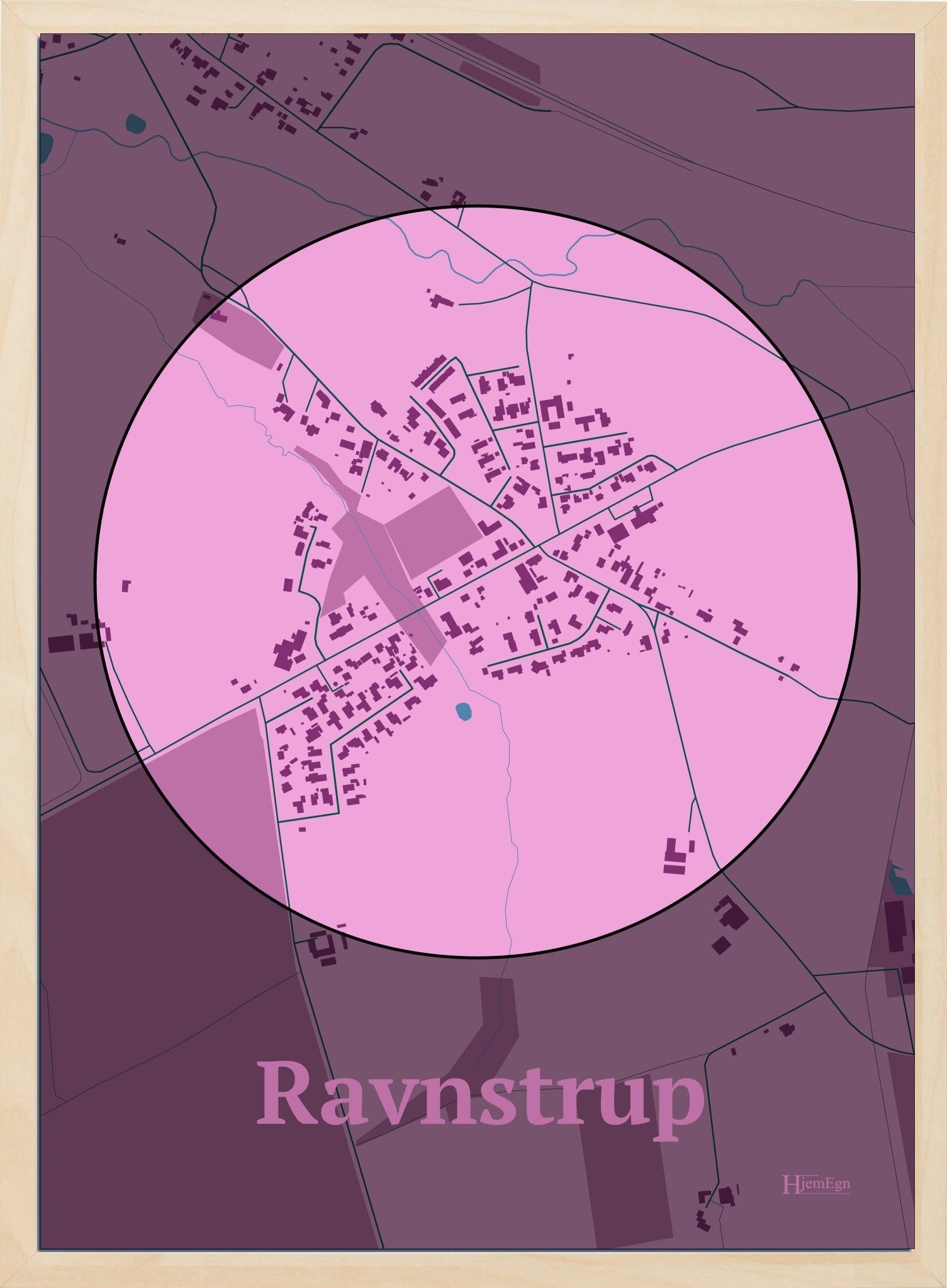 Ravnstrup plakat i farve pastel rød og HjemEgn.dk design centrum. Design bykort for Ravnstrup