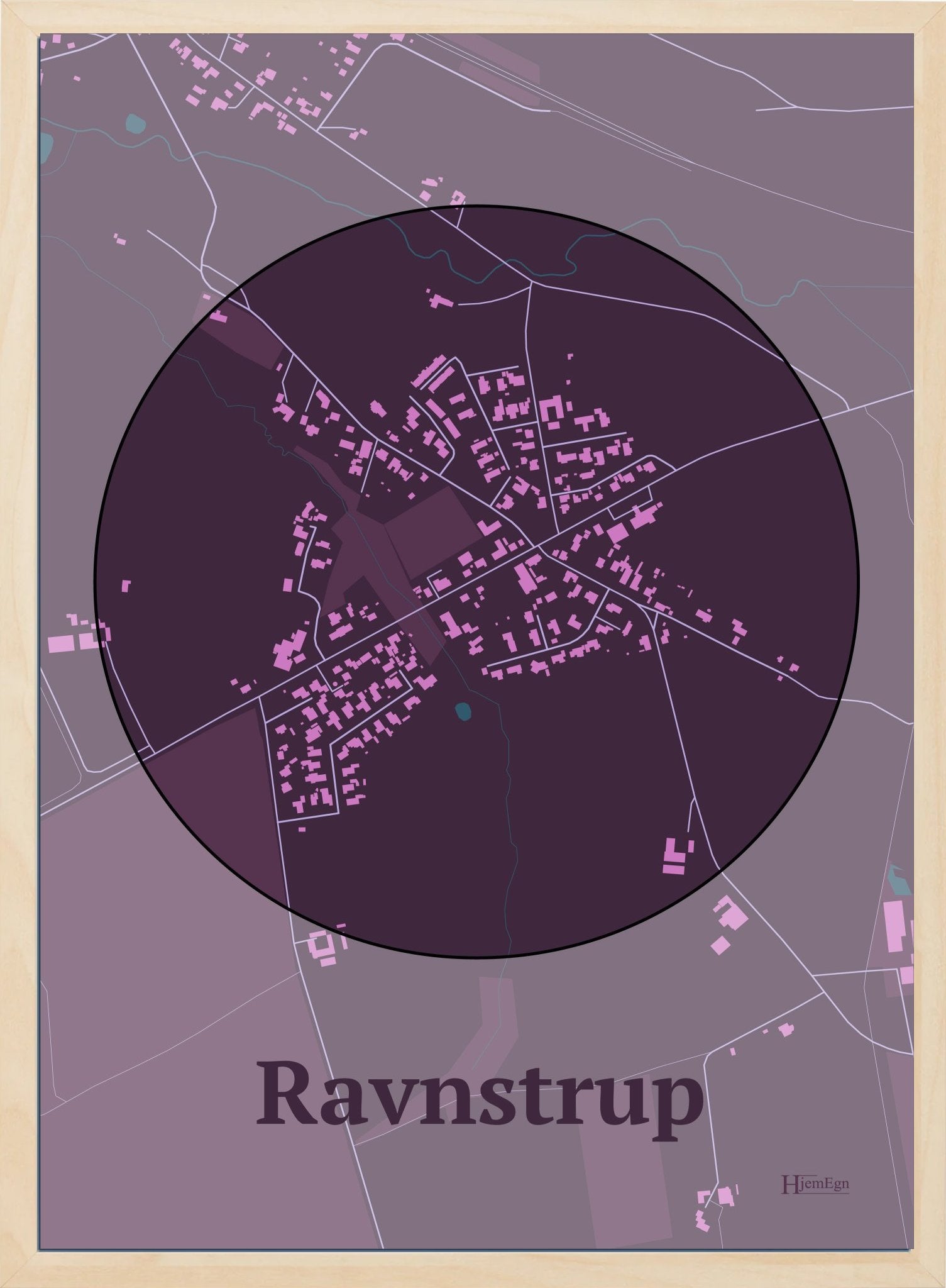 Ravnstrup plakat i farve mørk rød og HjemEgn.dk design centrum. Design bykort for Ravnstrup