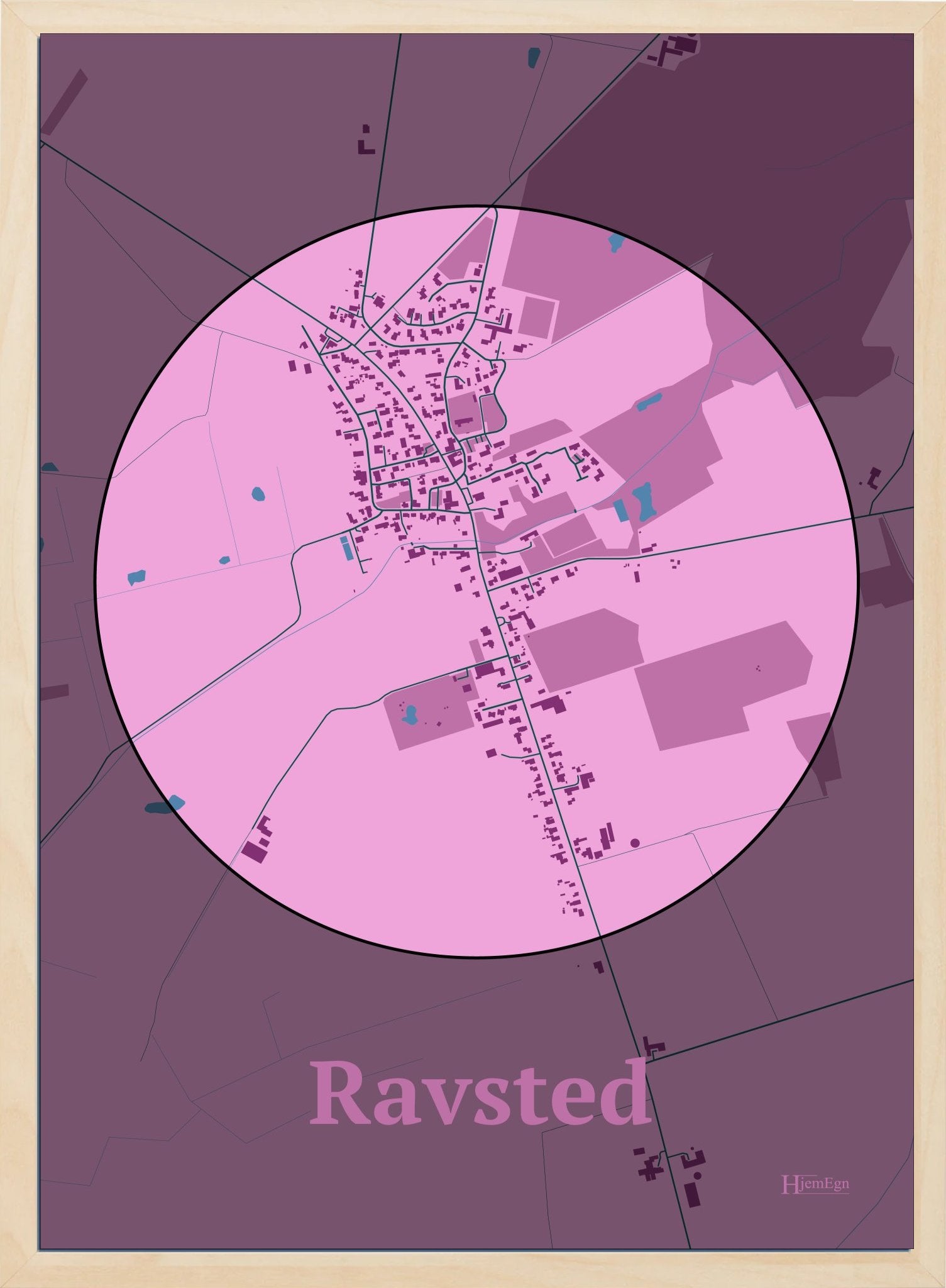 Ravsted plakat i farve pastel rød og HjemEgn.dk design centrum. Design bykort for Ravsted