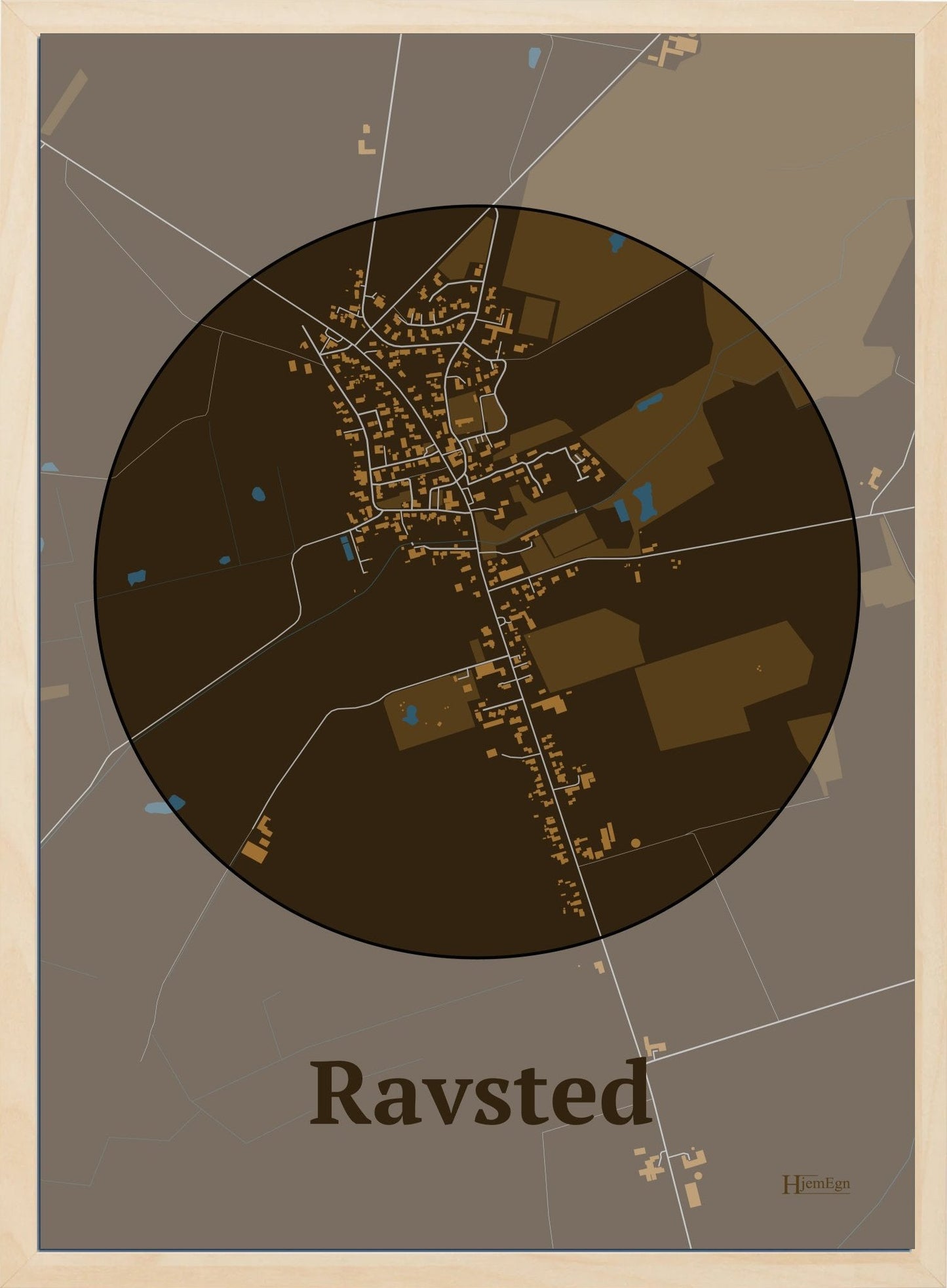 Ravsted plakat i farve mørk brun og HjemEgn.dk design centrum. Design bykort for Ravsted
