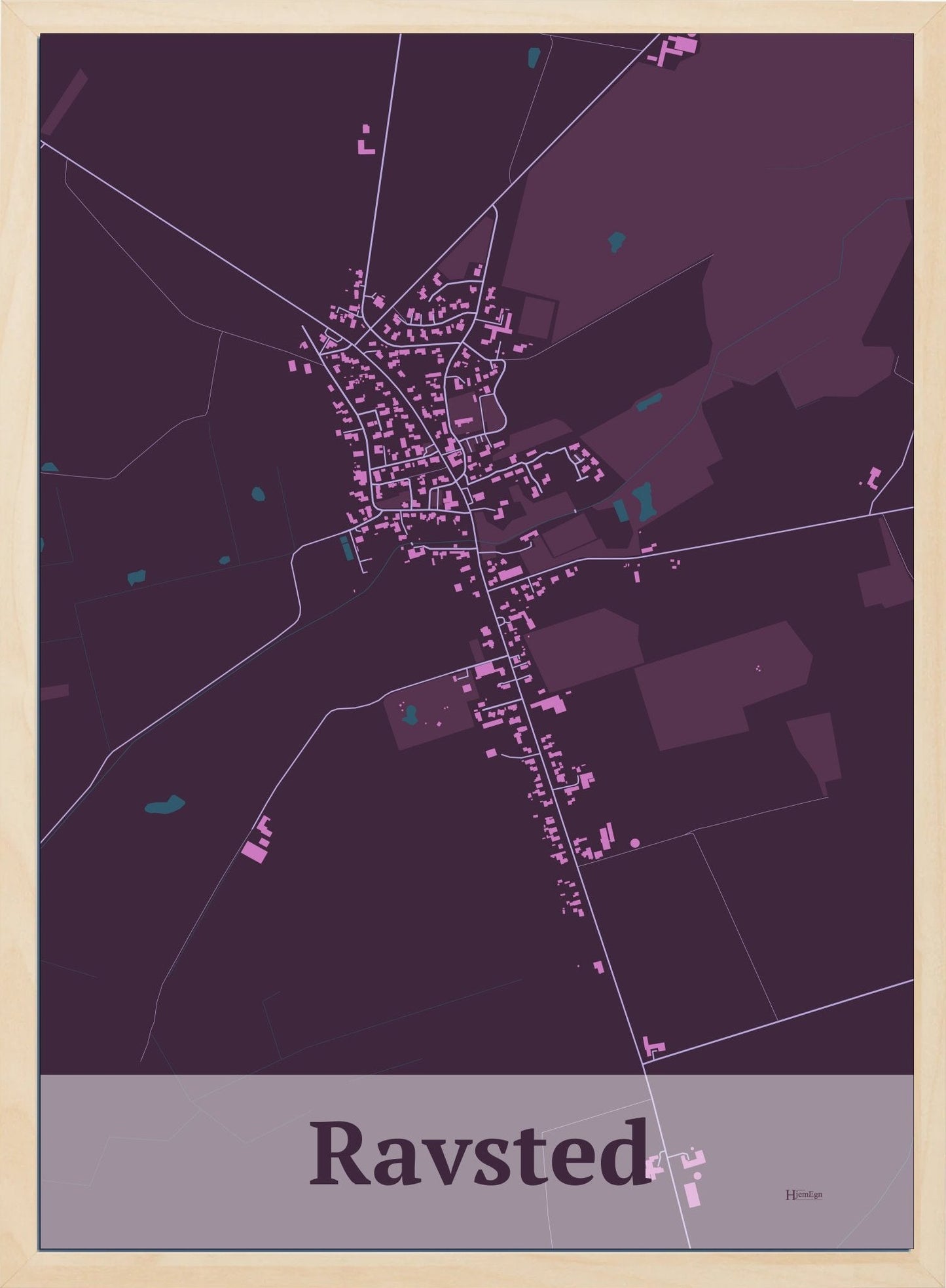 Ravsted plakat i farve mørk rød og HjemEgn.dk design firkantet. Design bykort for Ravsted