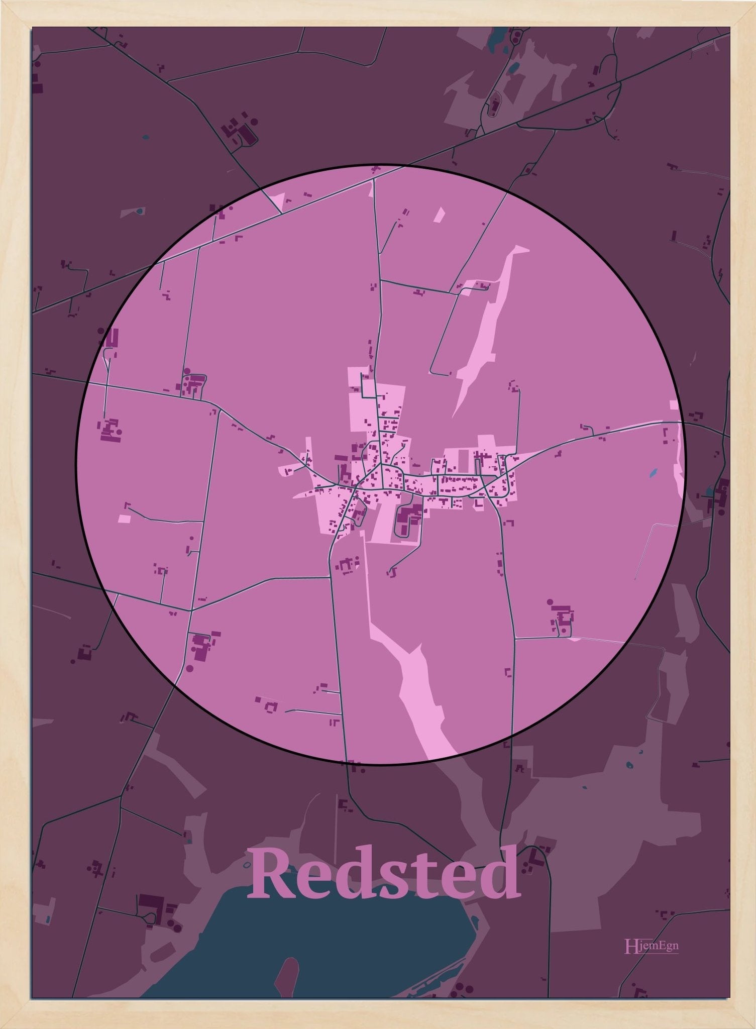 Redsted plakat i farve pastel rød og HjemEgn.dk design centrum. Design bykort for Redsted