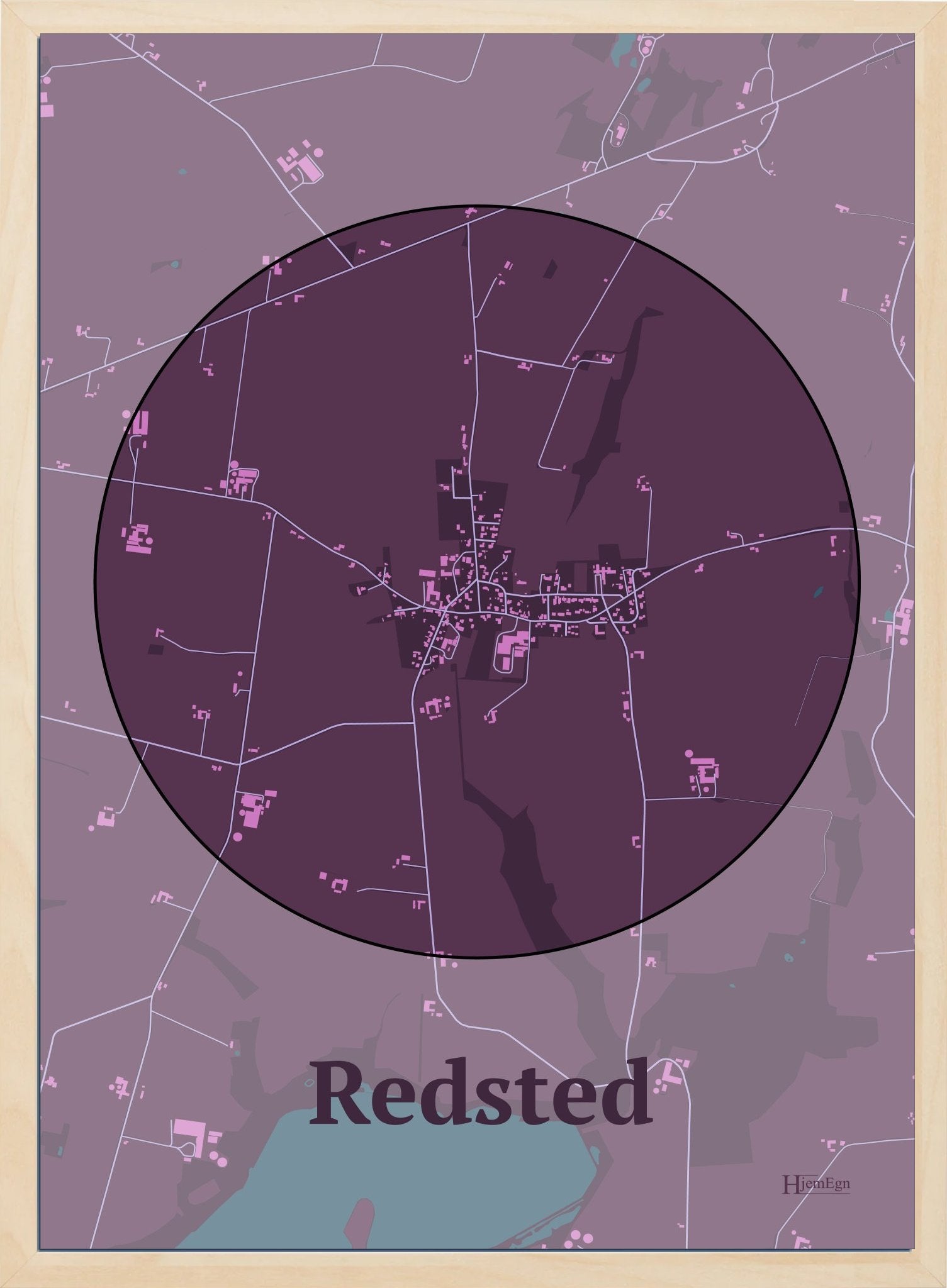 Redsted plakat i farve mørk rød og HjemEgn.dk design centrum. Design bykort for Redsted