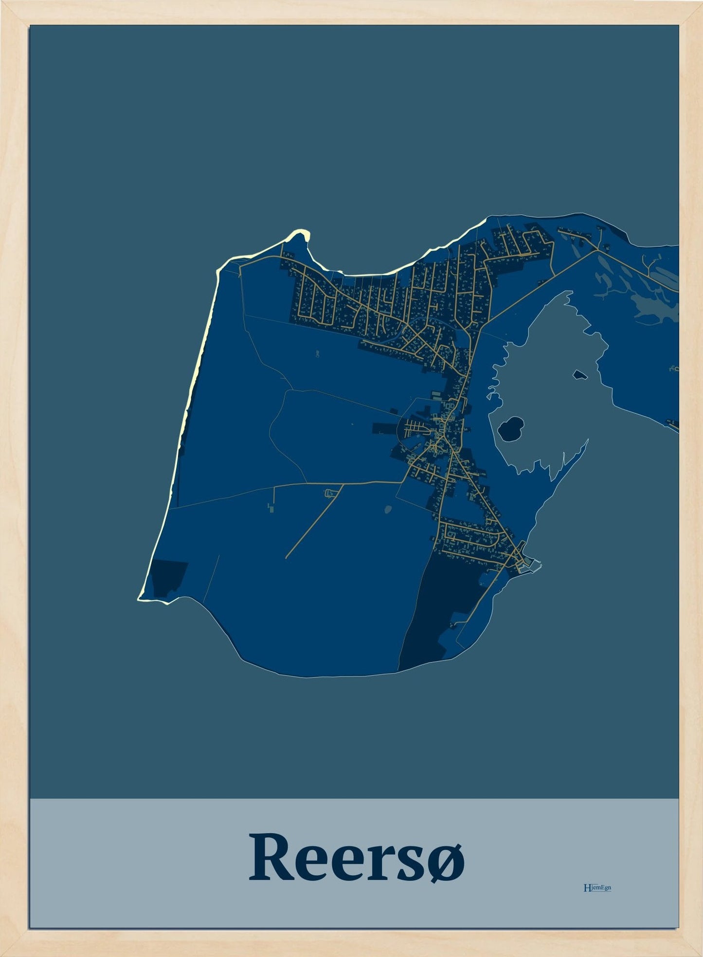 Reersø plakat i farve mørk blå og HjemEgn.dk design firkantet. Design bykort for Reersø