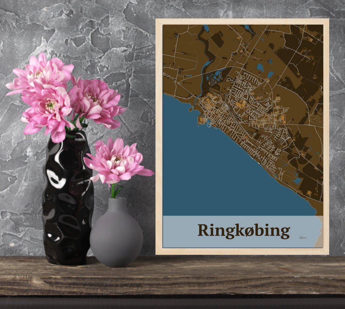 Ringkøbing plakat i farve  og HjemEgn.dk design firkantet. Design bykort for Ringkøbing