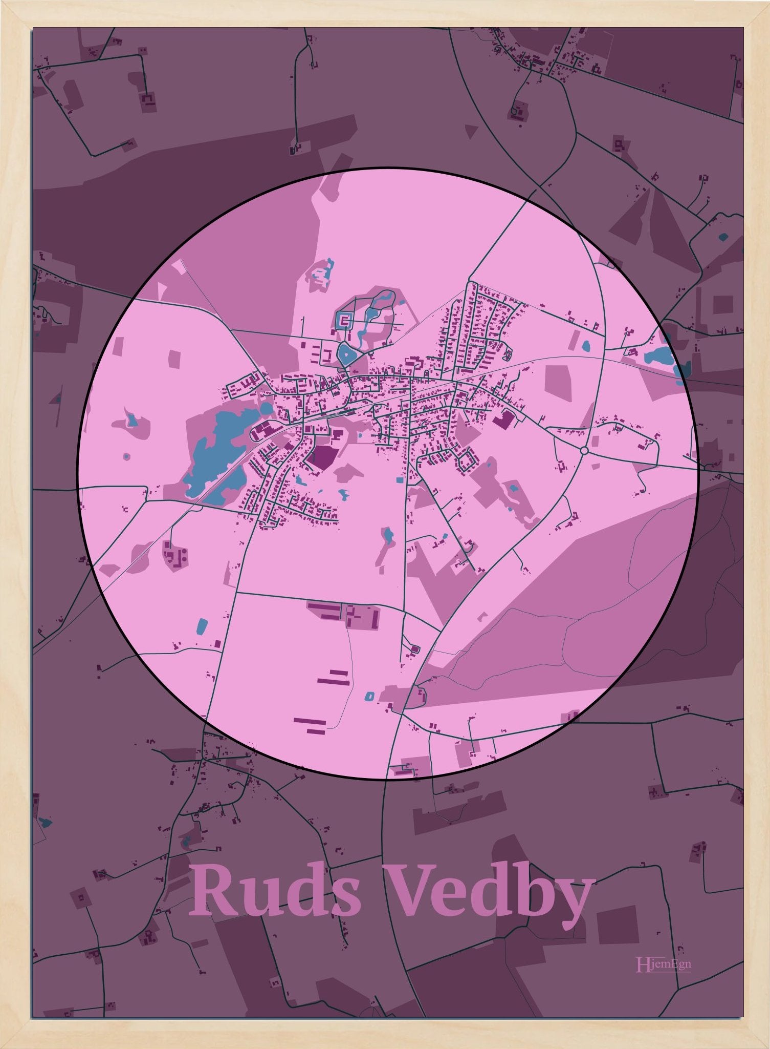 Ruds Vedby plakat i farve pastel rød og HjemEgn.dk design centrum. Design bykort for Ruds Vedby