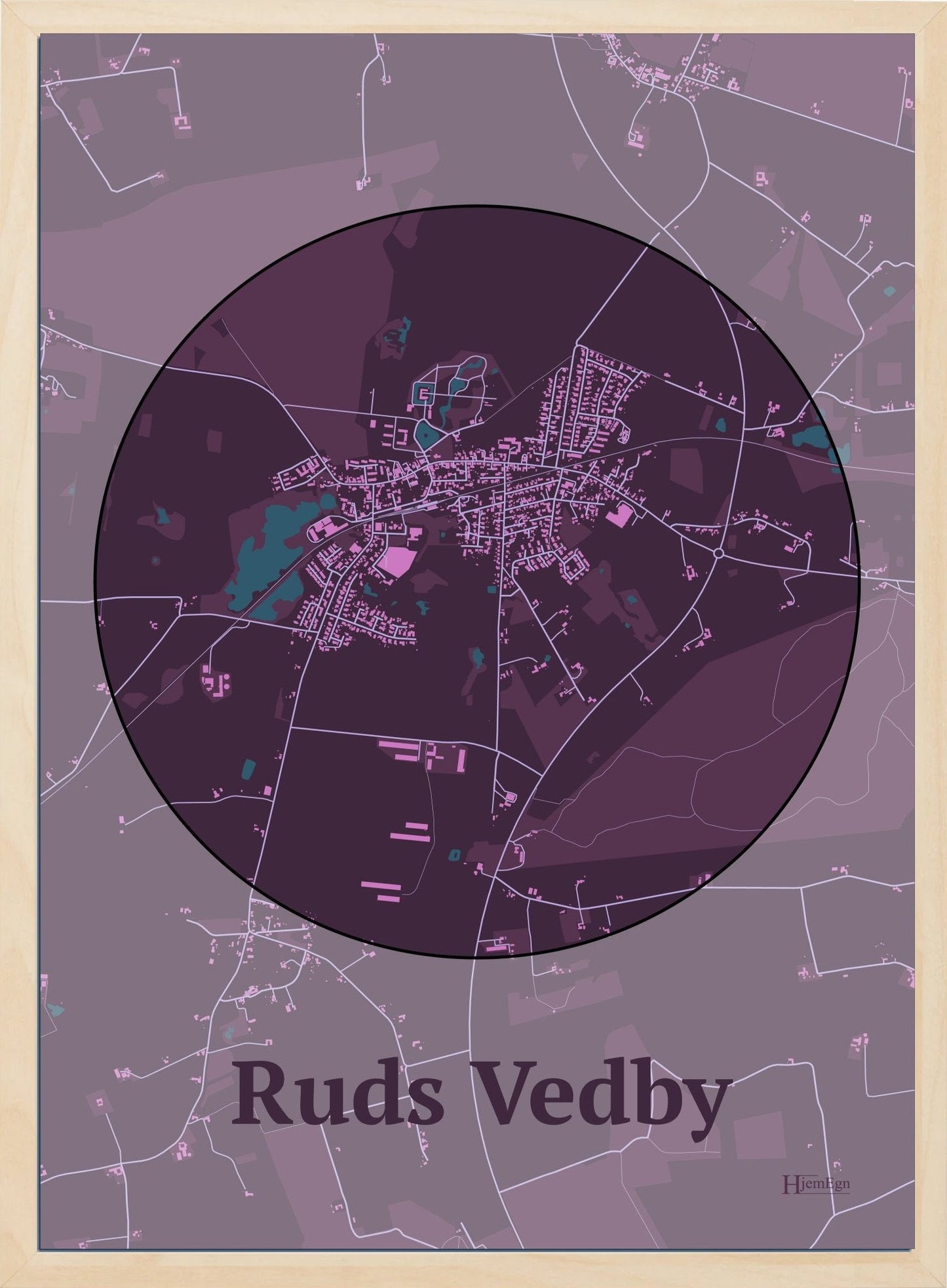 Ruds Vedby plakat i farve mørk rød og HjemEgn.dk design centrum. Design bykort for Ruds Vedby