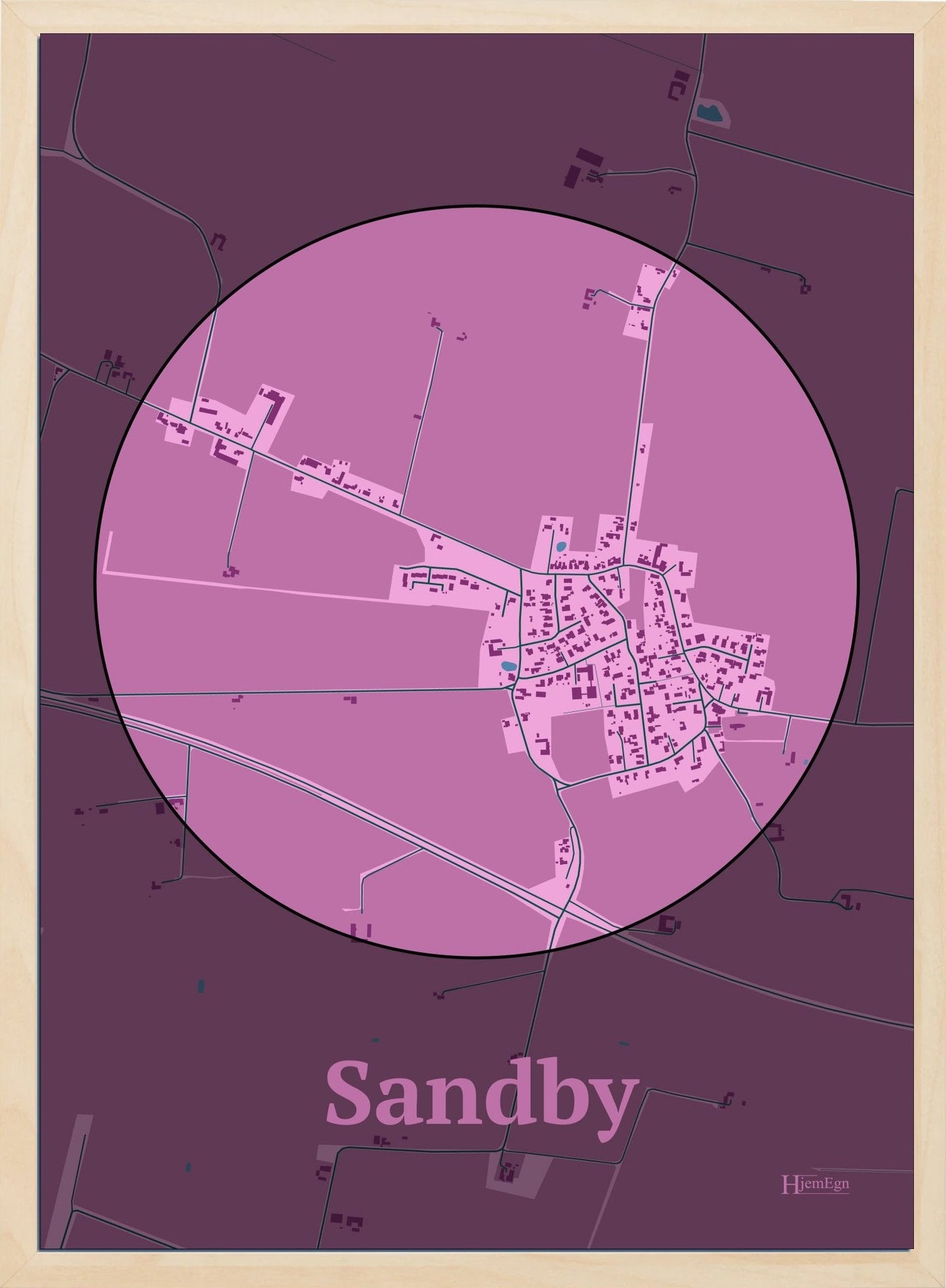 Sandby plakat i farve pastel rød og HjemEgn.dk design centrum. Design bykort for Sandby