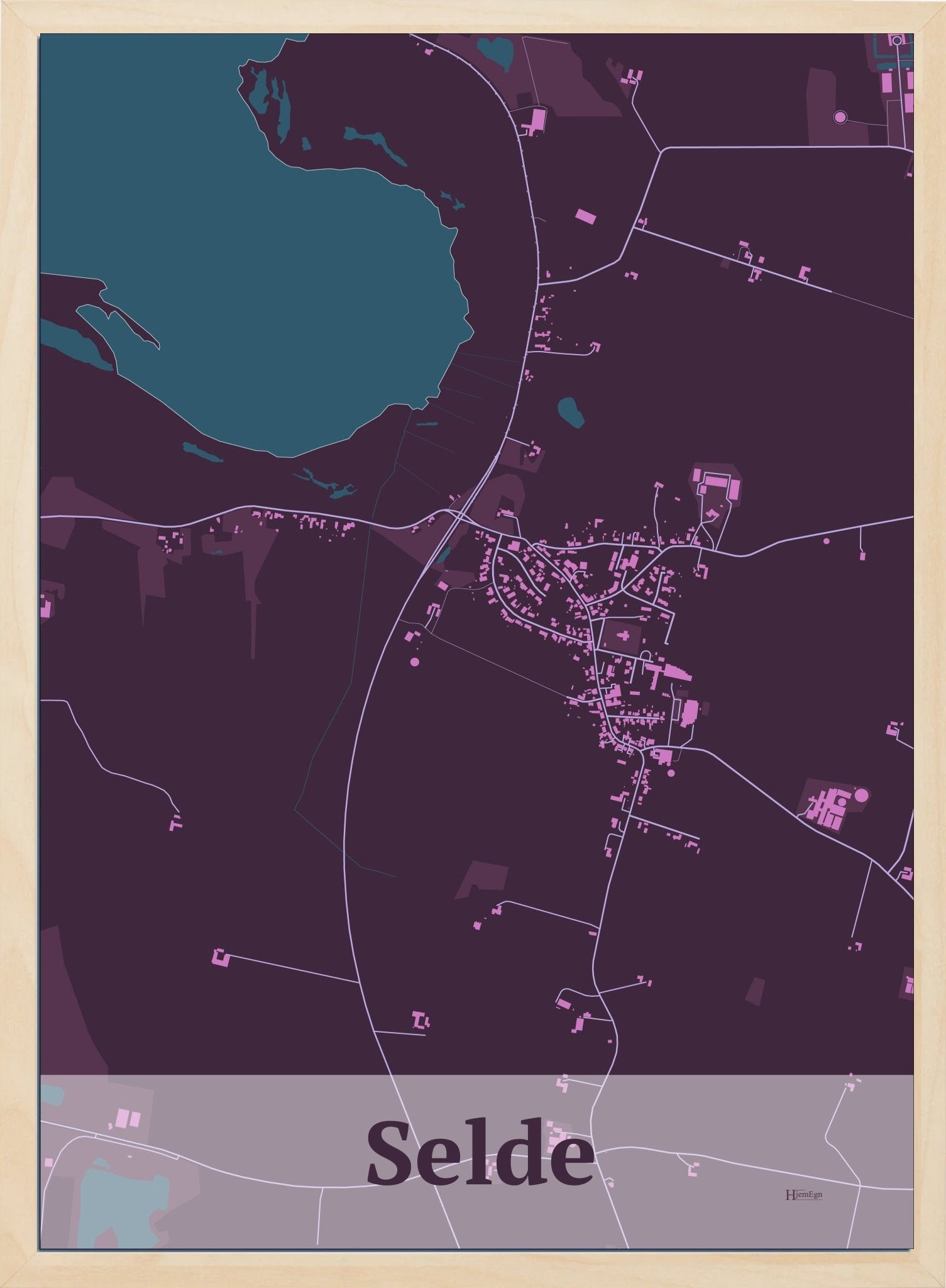Selde plakat i farve mørk rød og HjemEgn.dk design firkantet. Design bykort for Selde