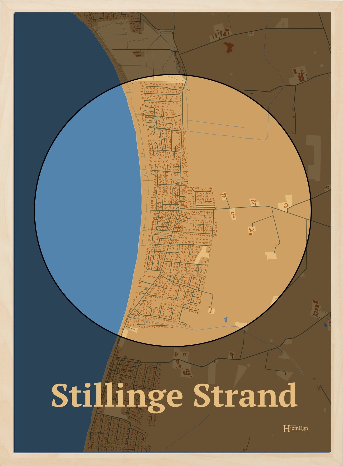 Stillinge Strand plakat i farve pastel brun og HjemEgn.dk design centrum. Design bykort for Stillinge Strand