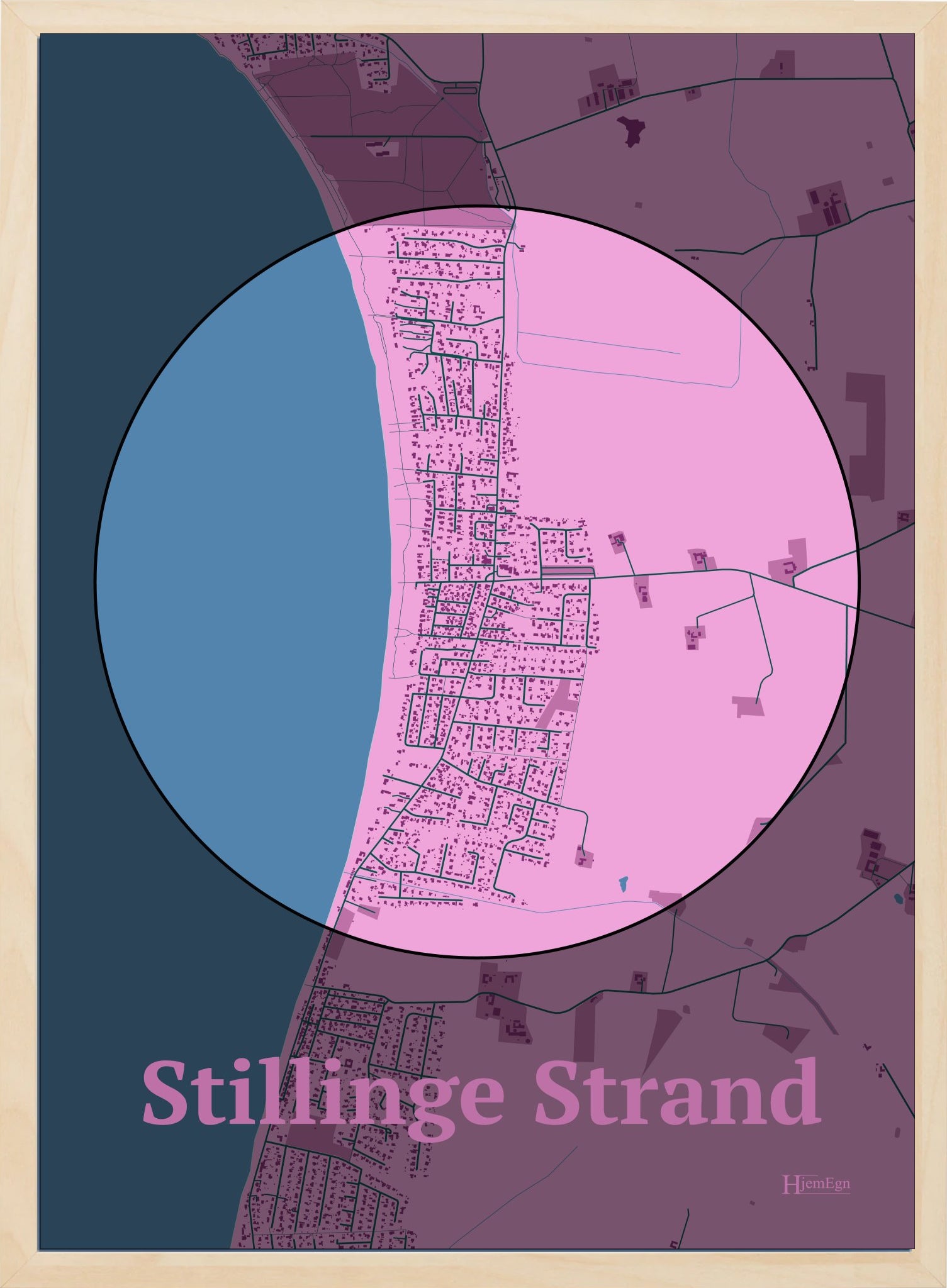 Stillinge Strand plakat i farve pastel rød og HjemEgn.dk design centrum. Design bykort for Stillinge Strand