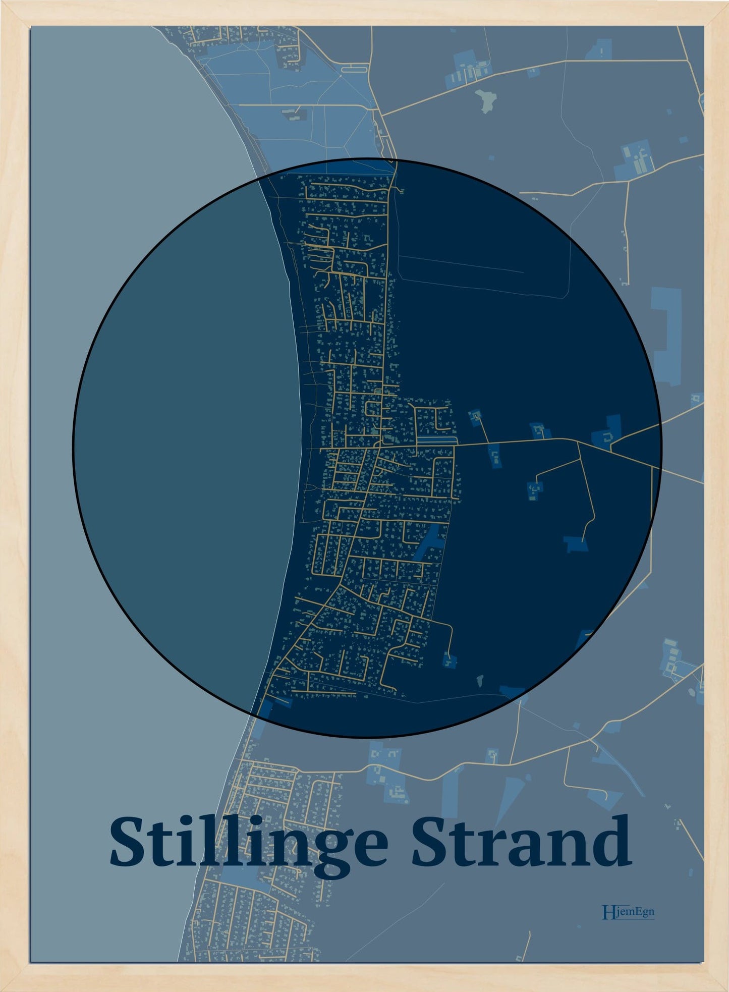 Stillinge Strand plakat i farve mørk blå og HjemEgn.dk design centrum. Design bykort for Stillinge Strand