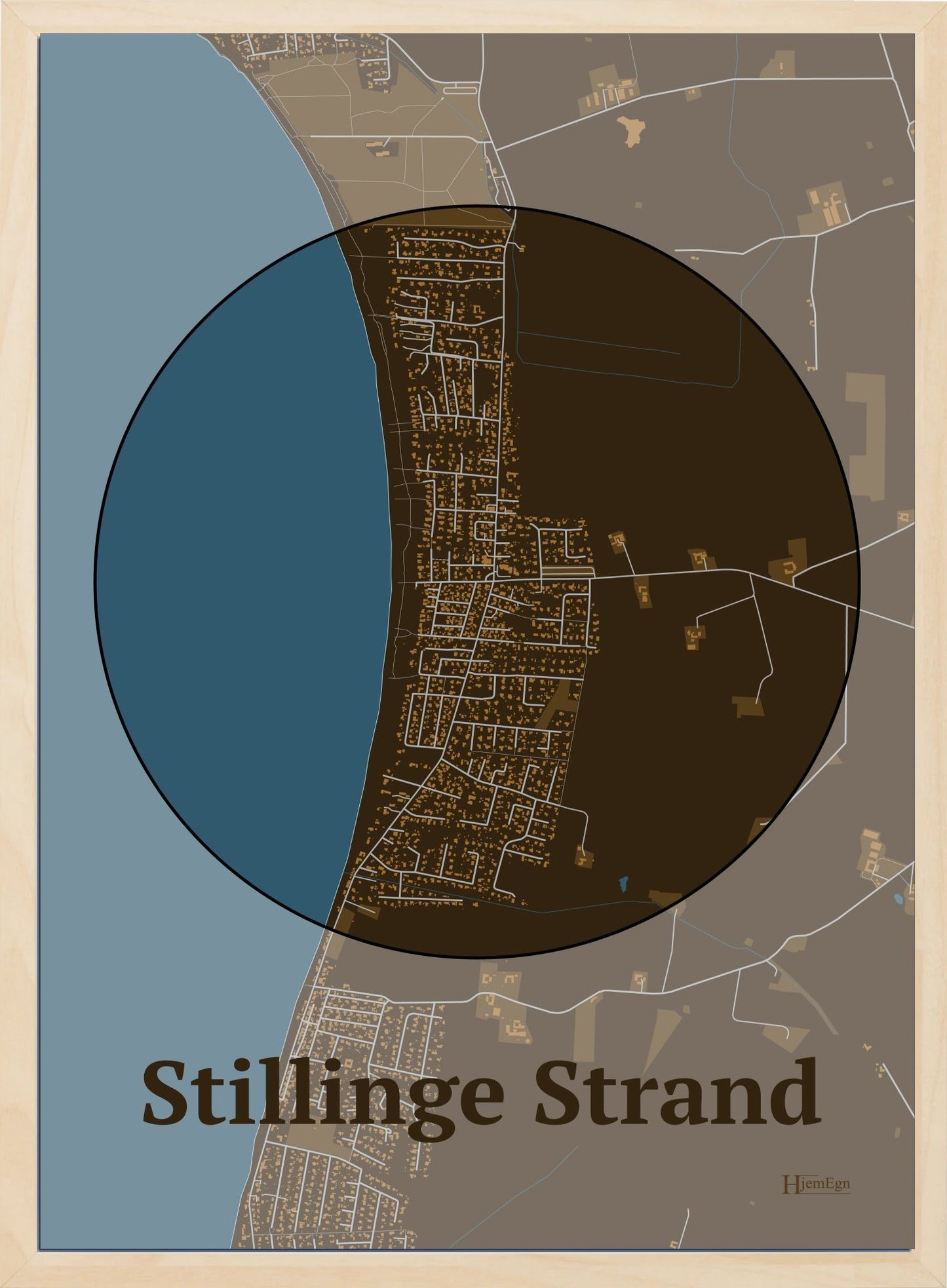 Stillinge Strand plakat i farve mørk brun og HjemEgn.dk design centrum. Design bykort for Stillinge Strand