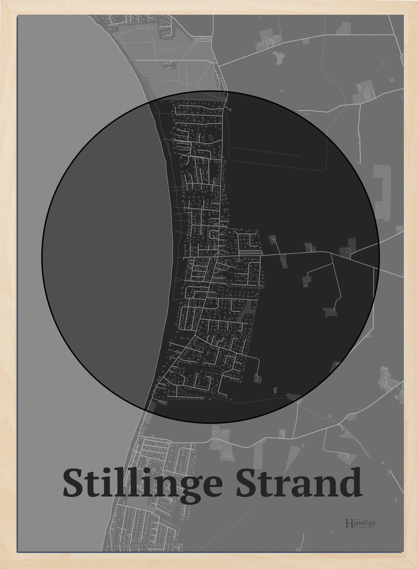 Stillinge Strand plakat i farve mørk grå og HjemEgn.dk design centrum. Design bykort for Stillinge Strand