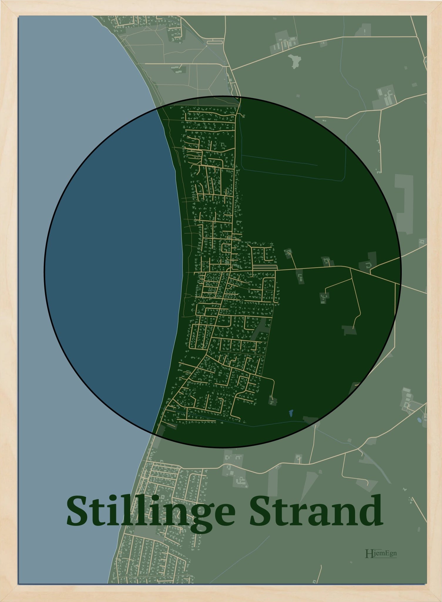 Stillinge Strand plakat i farve mørk grøn og HjemEgn.dk design centrum. Design bykort for Stillinge Strand