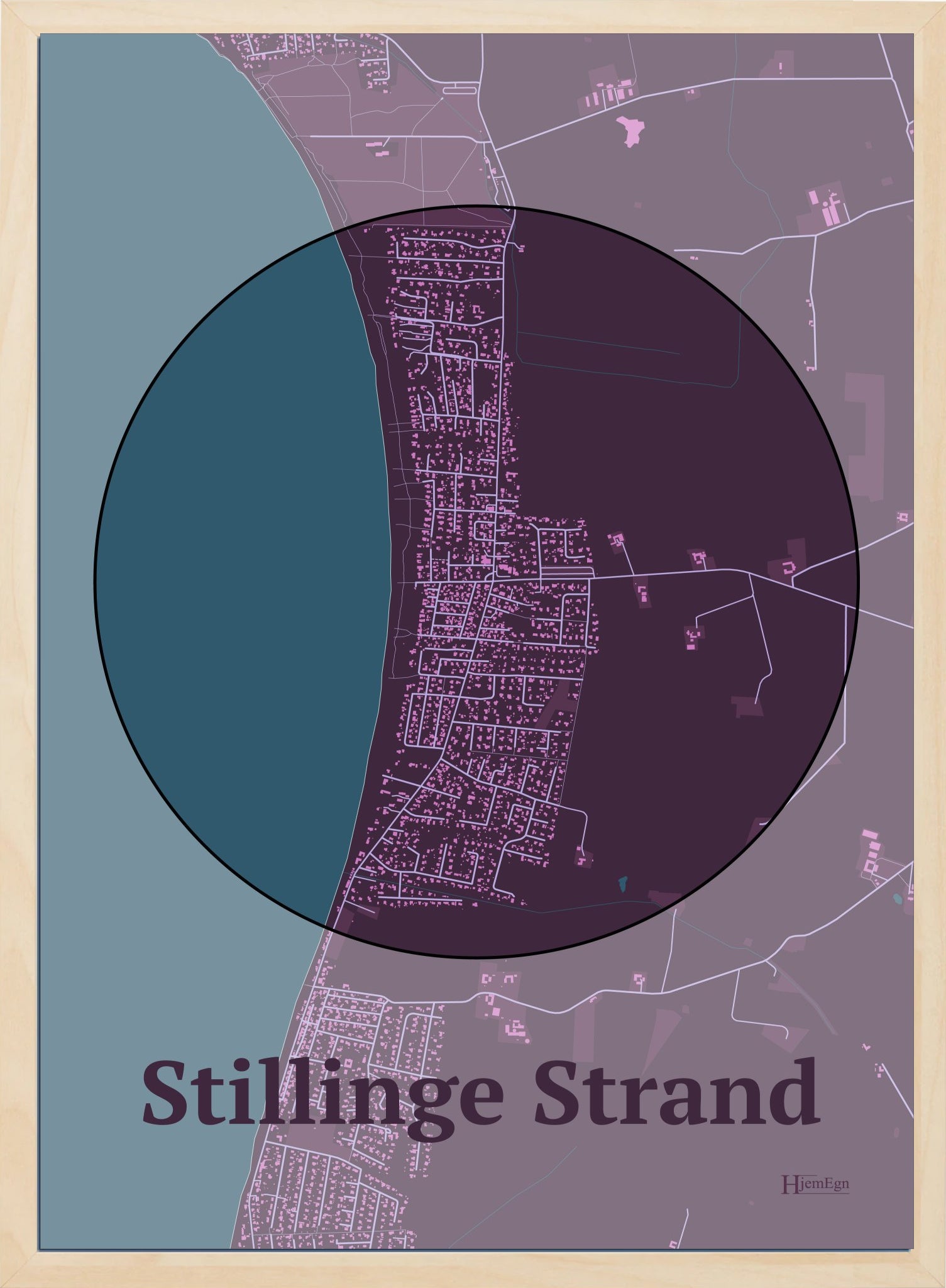 Stillinge Strand plakat i farve mørk rød og HjemEgn.dk design centrum. Design bykort for Stillinge Strand