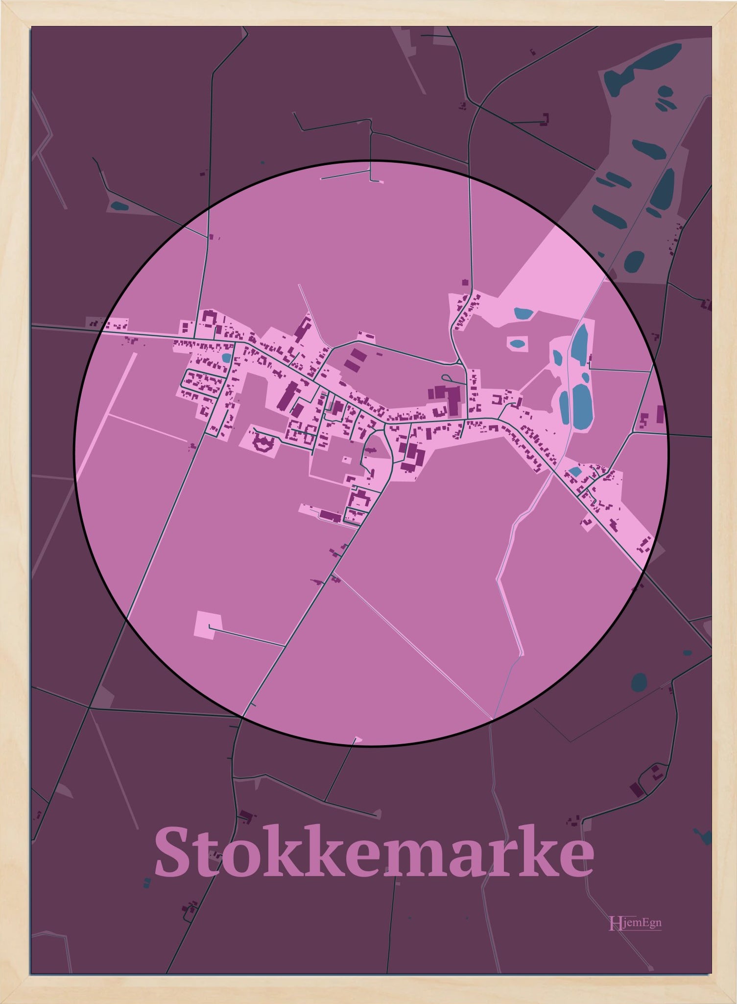 Stokkemarke plakat i farve pastel rød og HjemEgn.dk design centrum. Design bykort for Stokkemarke