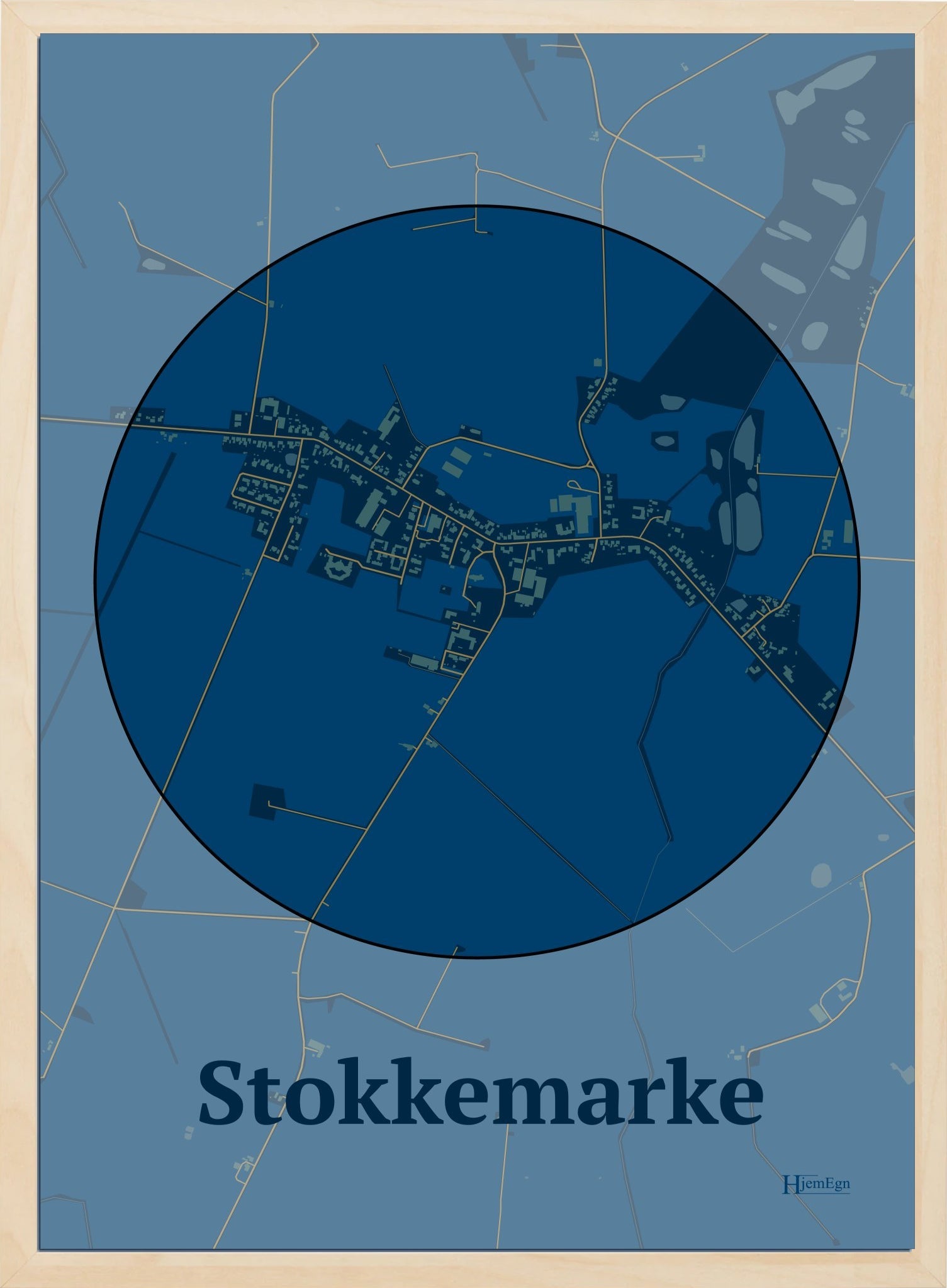 Stokkemarke plakat i farve mørk blå og HjemEgn.dk design centrum. Design bykort for Stokkemarke