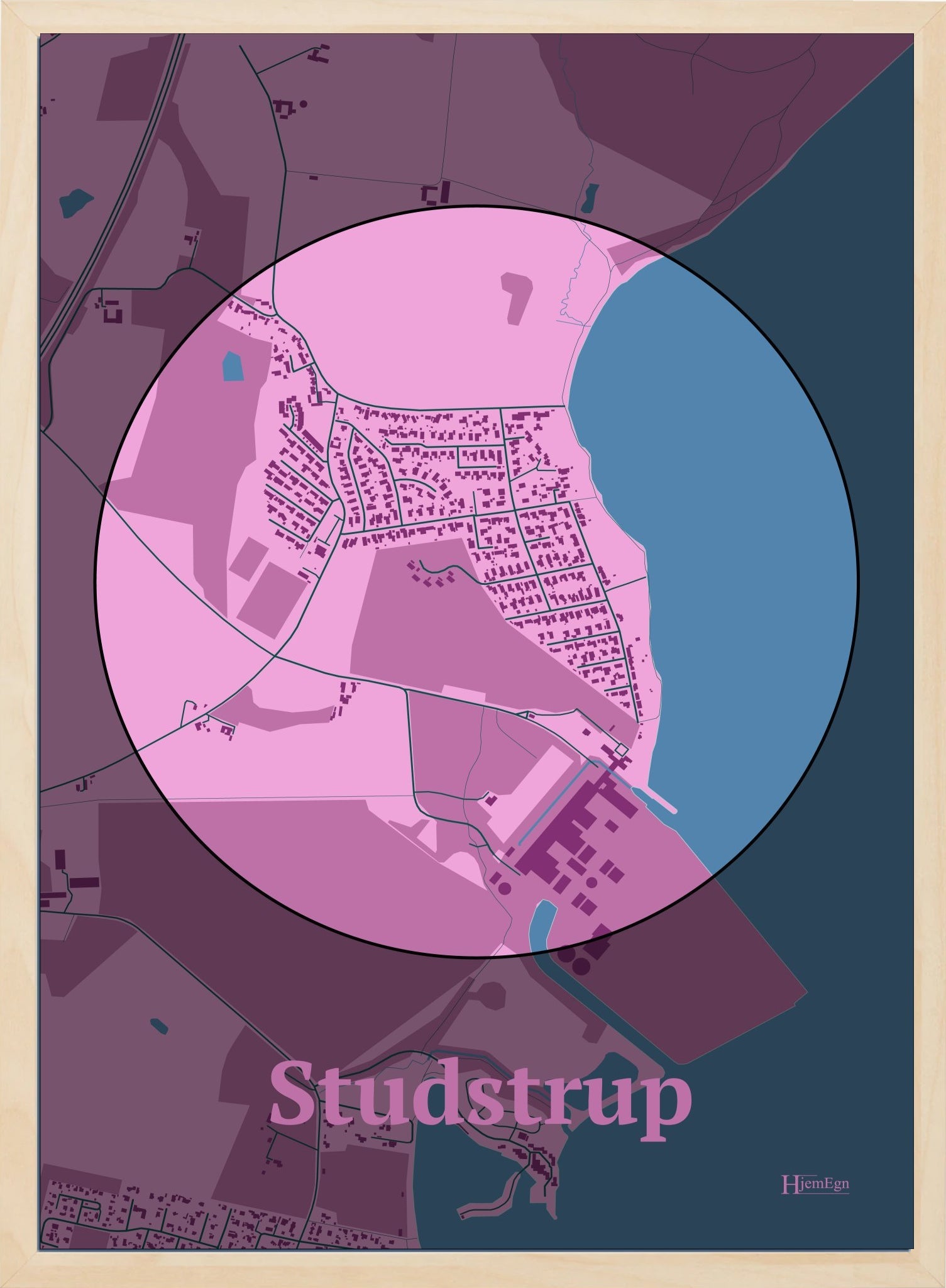 Studstrup plakat i farve pastel rød og HjemEgn.dk design centrum. Design bykort for Studstrup