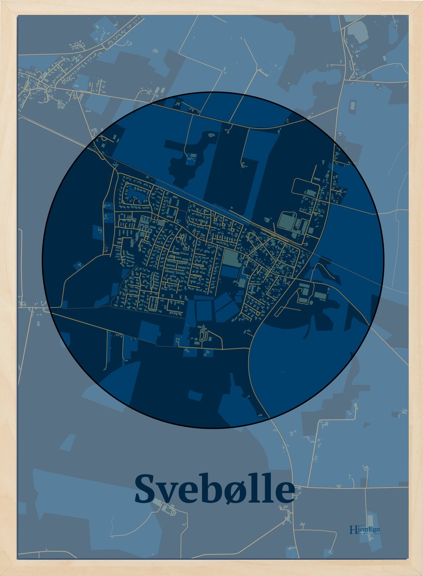 Svebølle plakat i farve mørk blå og HjemEgn.dk design centrum. Design bykort for Svebølle