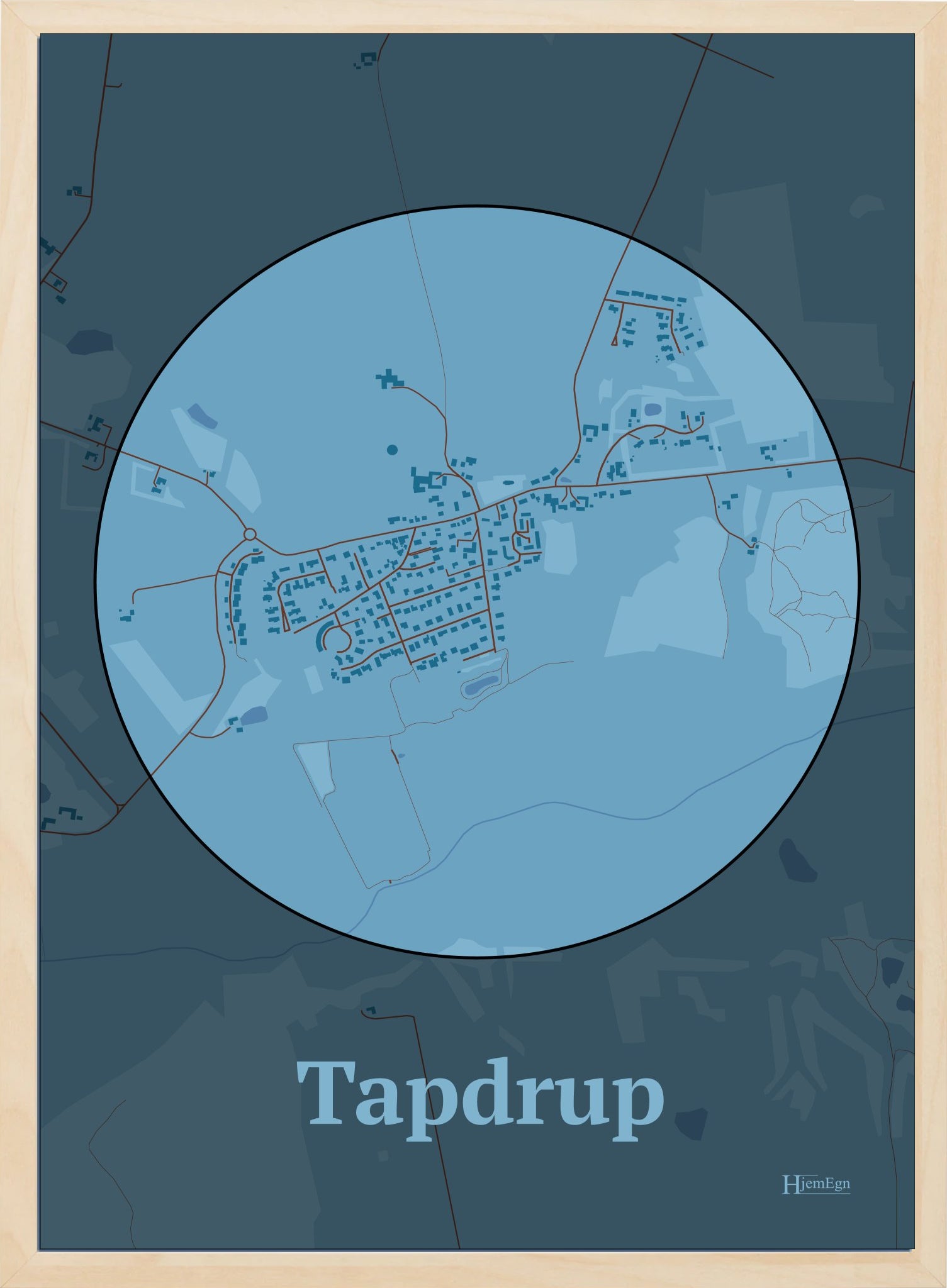 Tapdrup plakat i farve pastel blå og HjemEgn.dk design centrum. Design bykort for Tapdrup