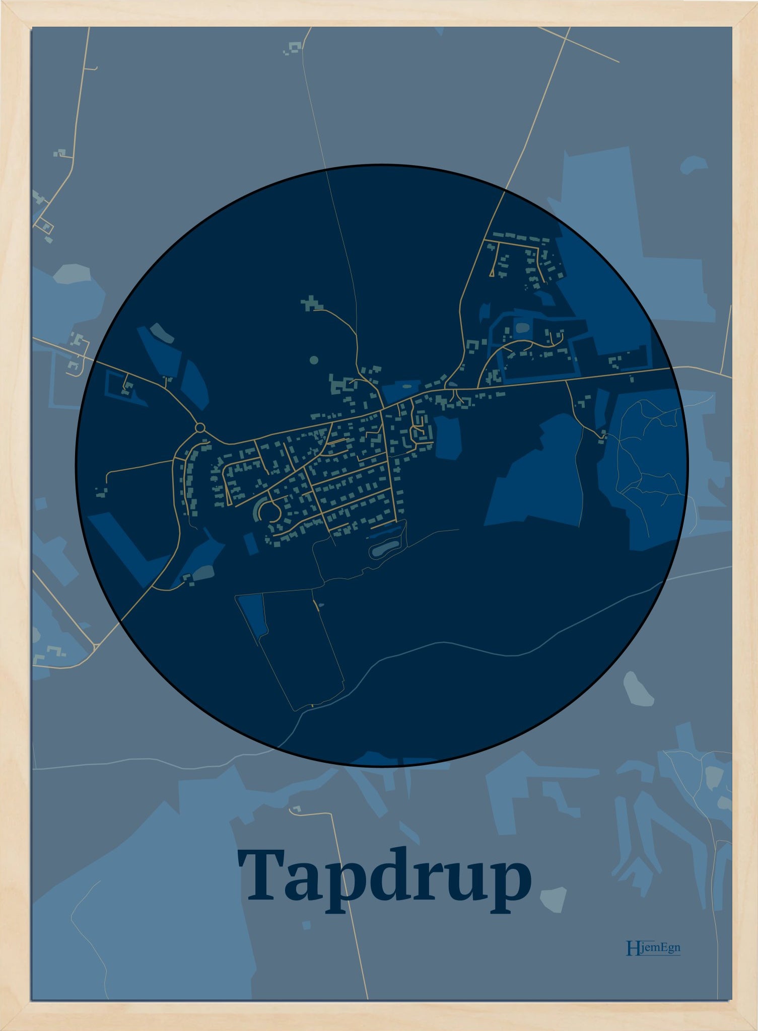 Tapdrup plakat i farve mørk blå og HjemEgn.dk design centrum. Design bykort for Tapdrup