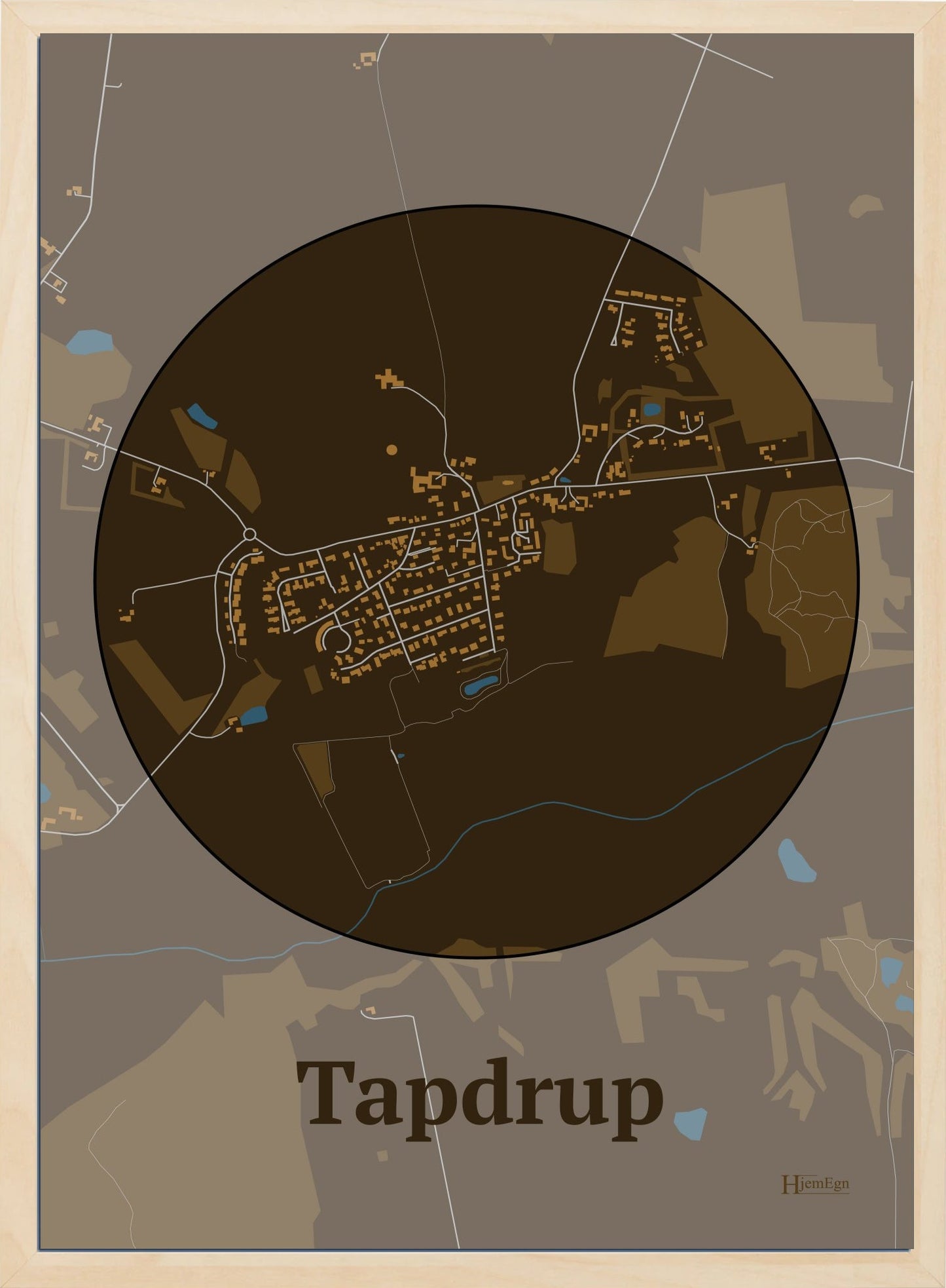 Tapdrup plakat i farve mørk brun og HjemEgn.dk design centrum. Design bykort for Tapdrup