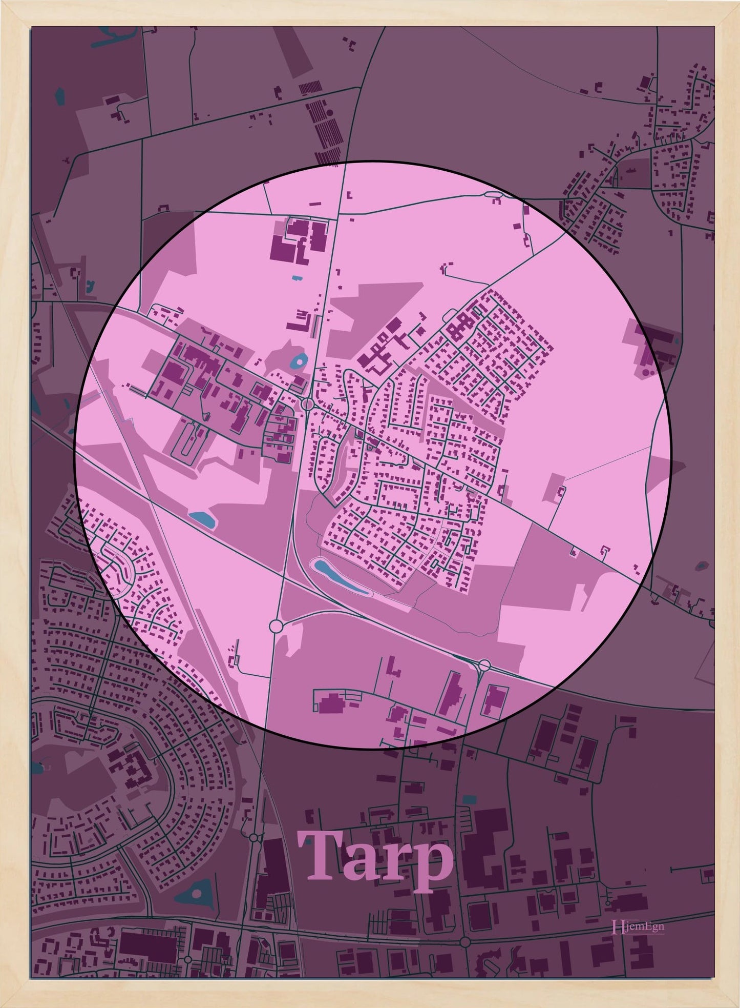 Tarp plakat i farve pastel rød og HjemEgn.dk design centrum. Design bykort for Tarp