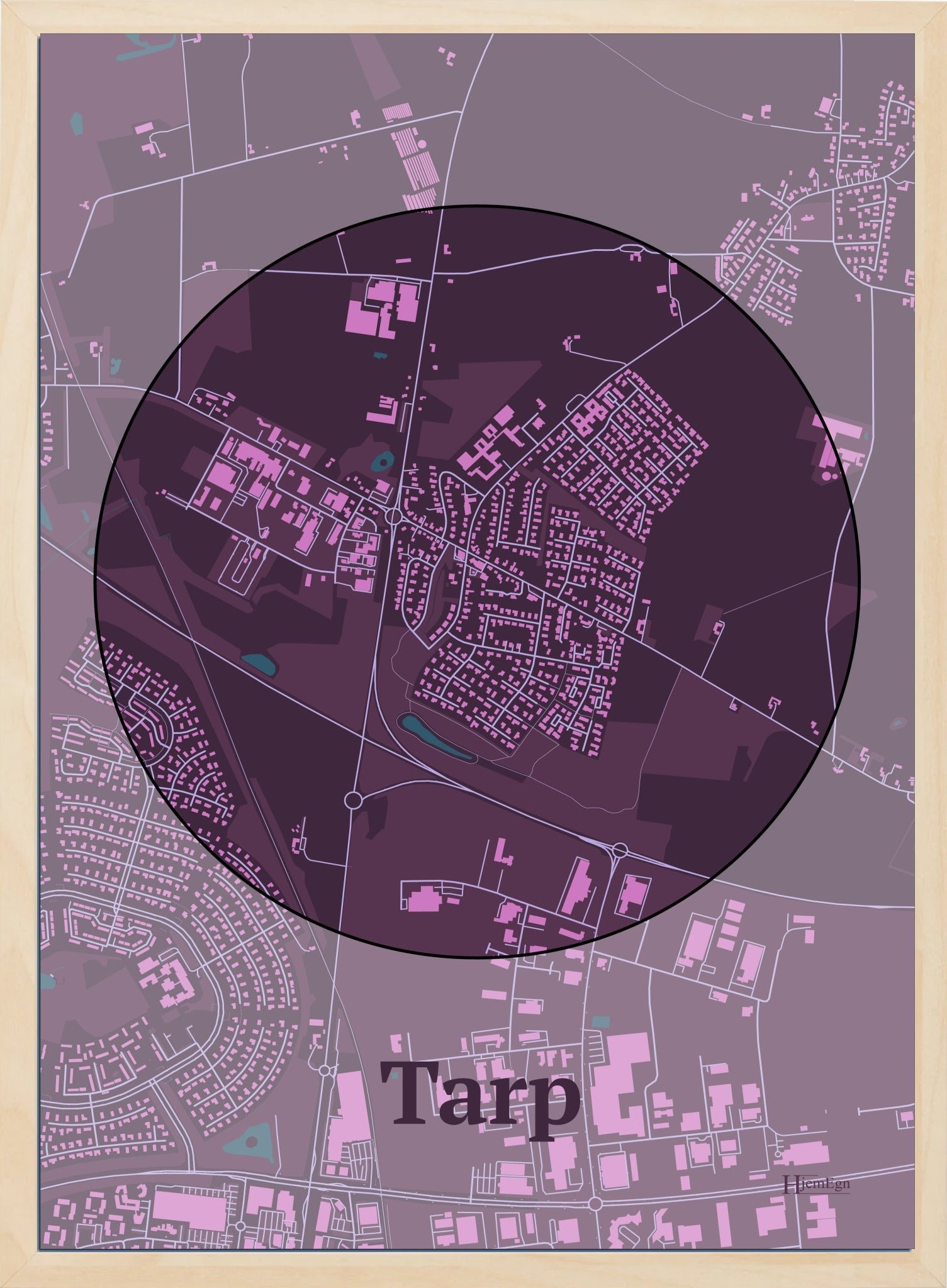 Tarp plakat i farve mørk rød og HjemEgn.dk design centrum. Design bykort for Tarp