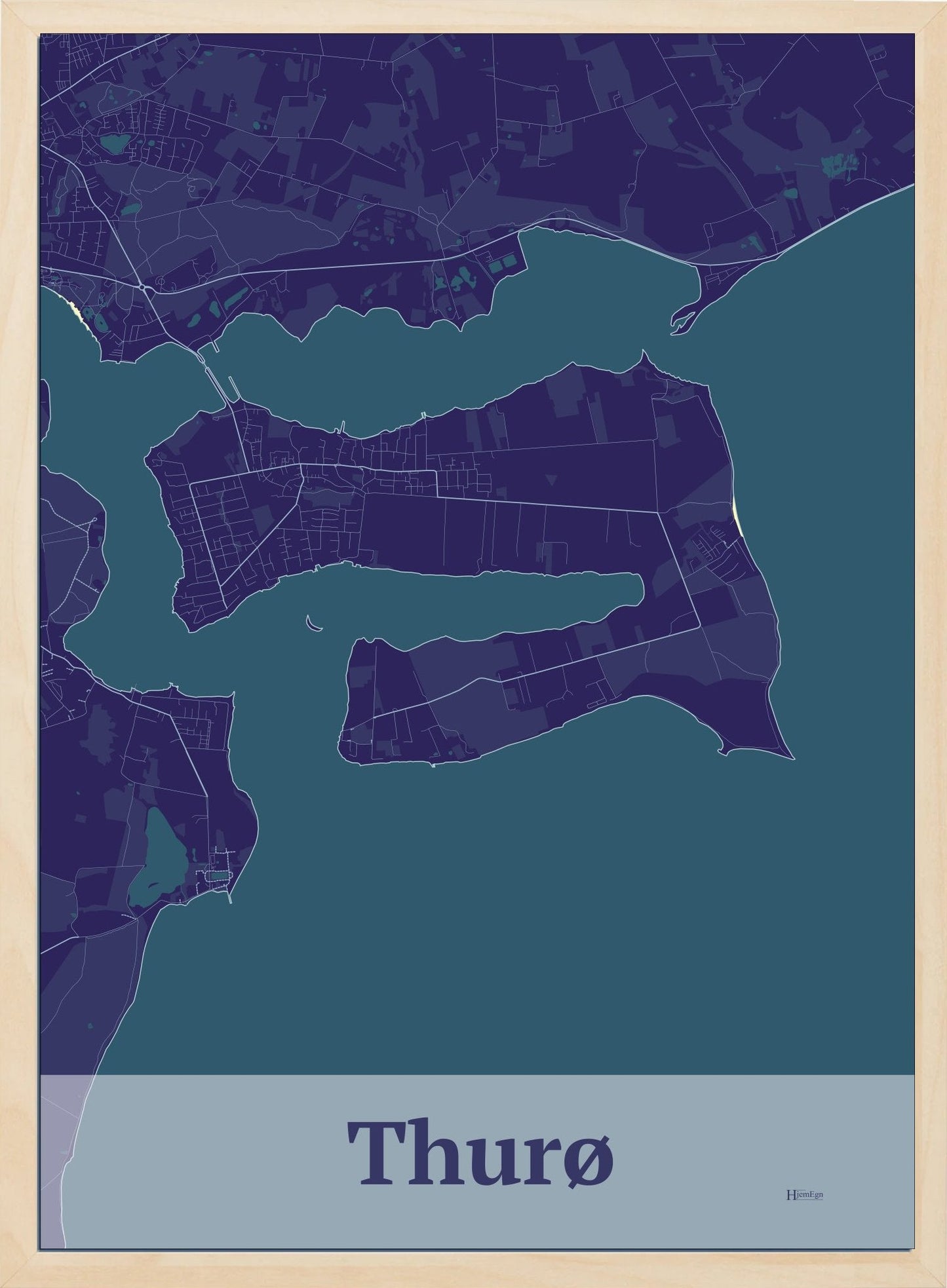 Thurø plakat i farve mørk lilla og HjemEgn.dk design firkantet. Design ø-kort for Thurø